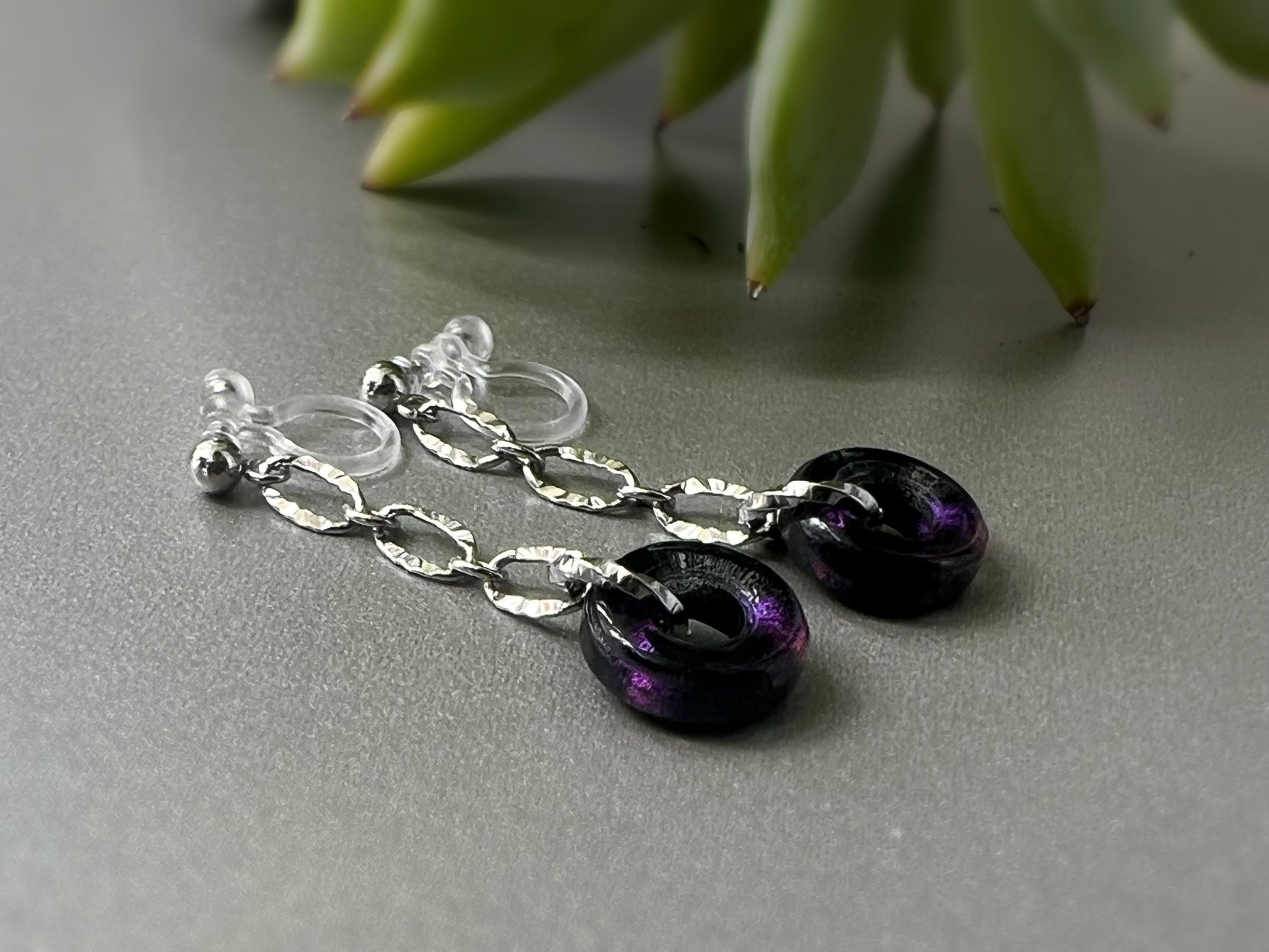 Boucles d'oreilles Clips INVISIBLES pendantes Longue chaîne Or / Argent, Petit cercle Donut en verre violet foncé. Clips confortable