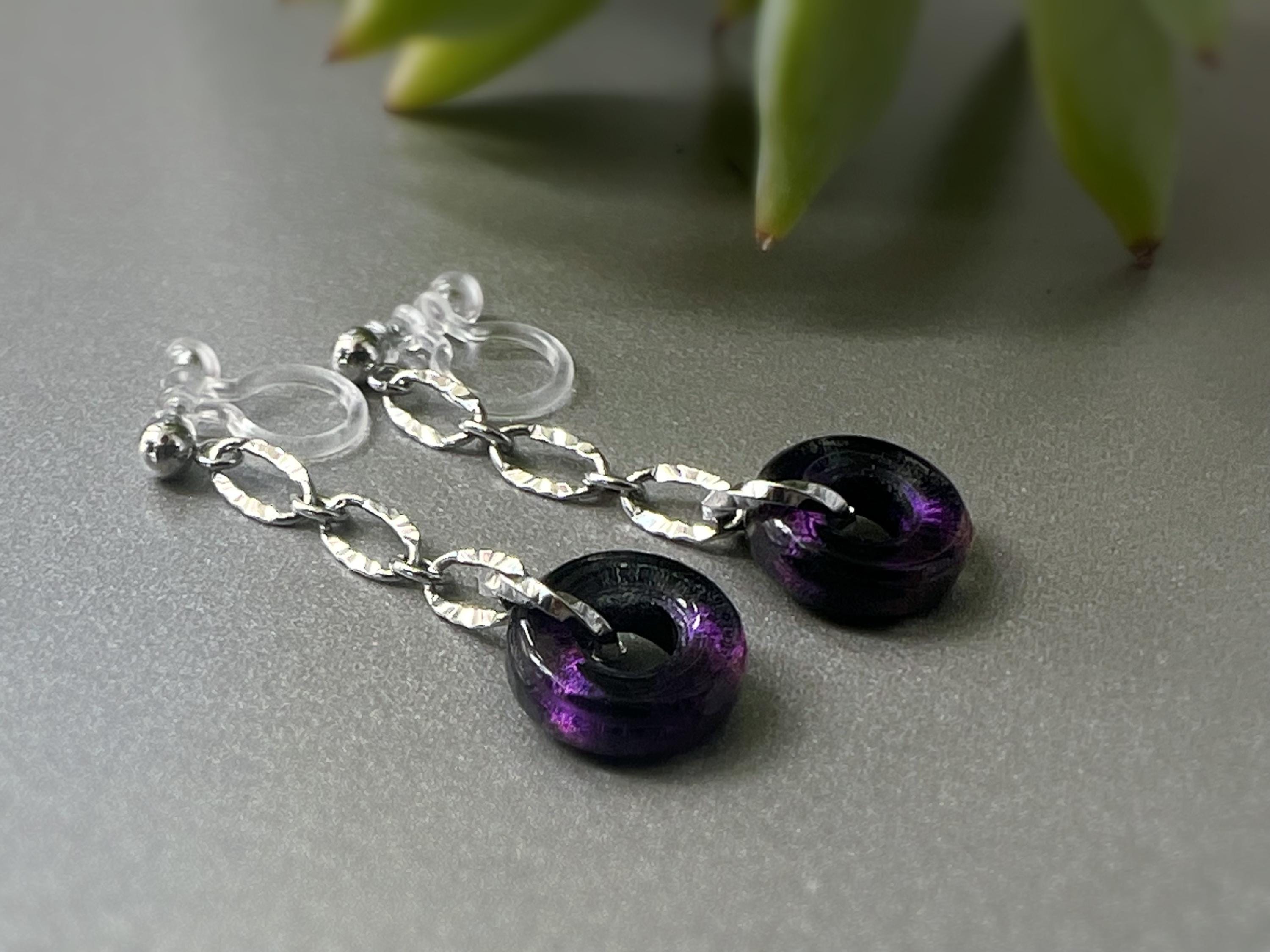 Boucles d'oreilles Clips INVISIBLES pendantes Longue chaîne Or / Argent, Petit cercle Donut en verre violet foncé. Clips confortable