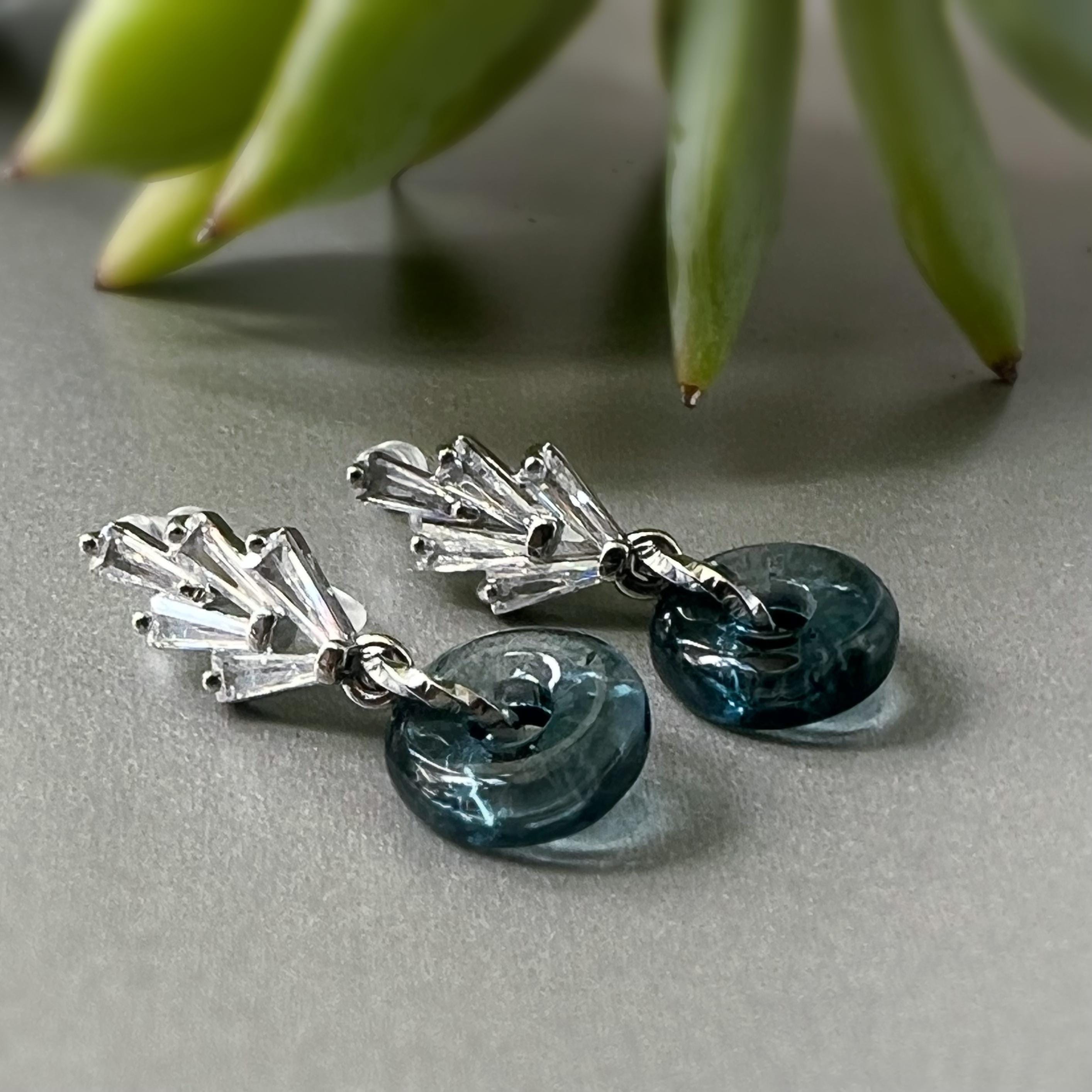 Boucles d'oreilles Clips INVISIBLES pendantes Feuille Zircon Or/ Argent, Petit cercle Donut en verre violet foncé. Clips confortable