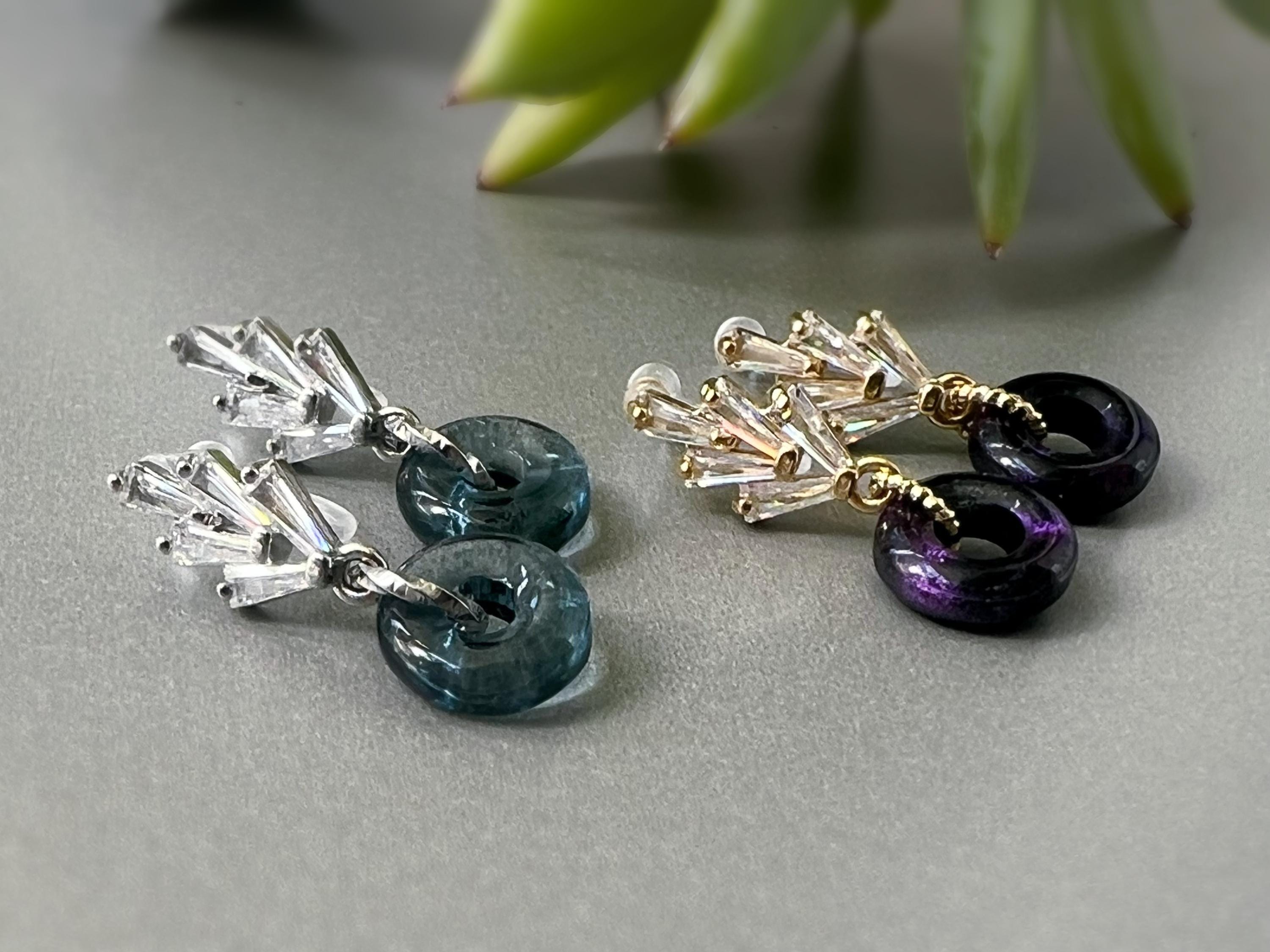 Boucles d'oreilles Clips INVISIBLES pendantes Feuille Zircon Or/ Argent, Petit cercle Donut en verre violet foncé. Clips confortable