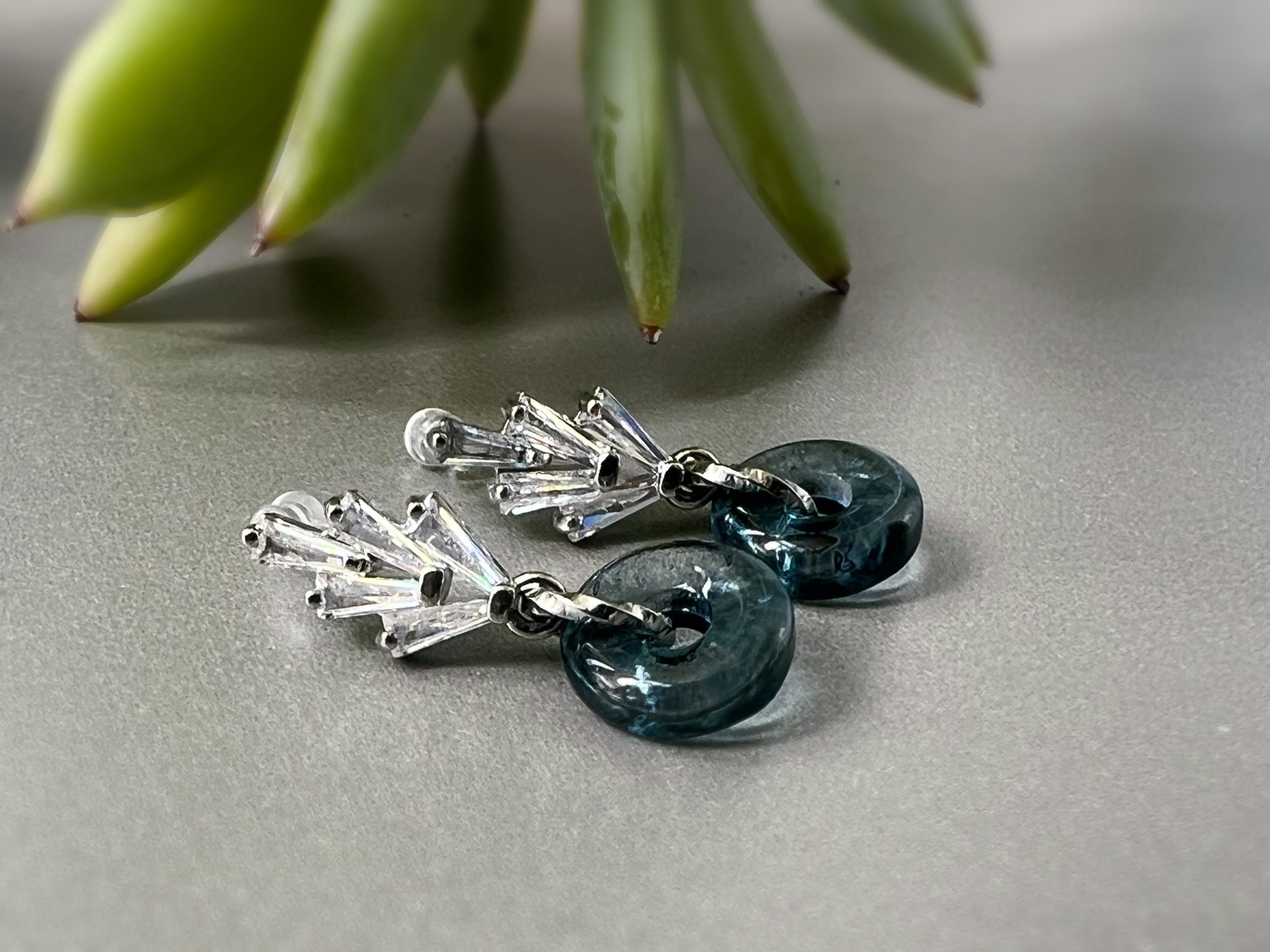 Boucles d'oreilles Clips INVISIBLES pendantes Feuille Zircon Or/ Argent, Petit cercle Donut en verre violet foncé. Clips confortable