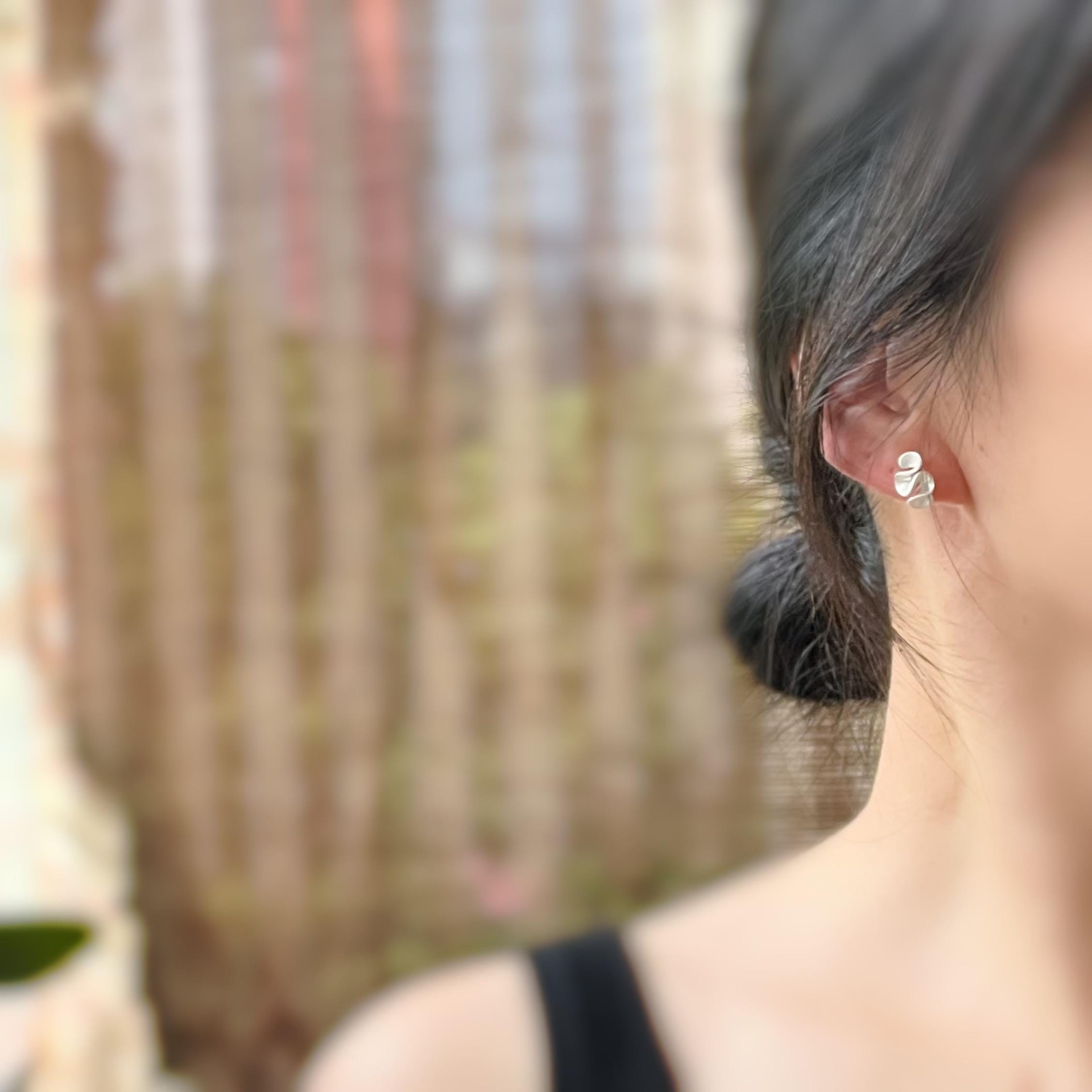 Boucles d'oreilles Clips INVISIBLES fleur de crème au beurre couleur Or / Argent, Clips d'oreilles confortable bijoux minimaliste quotidien.