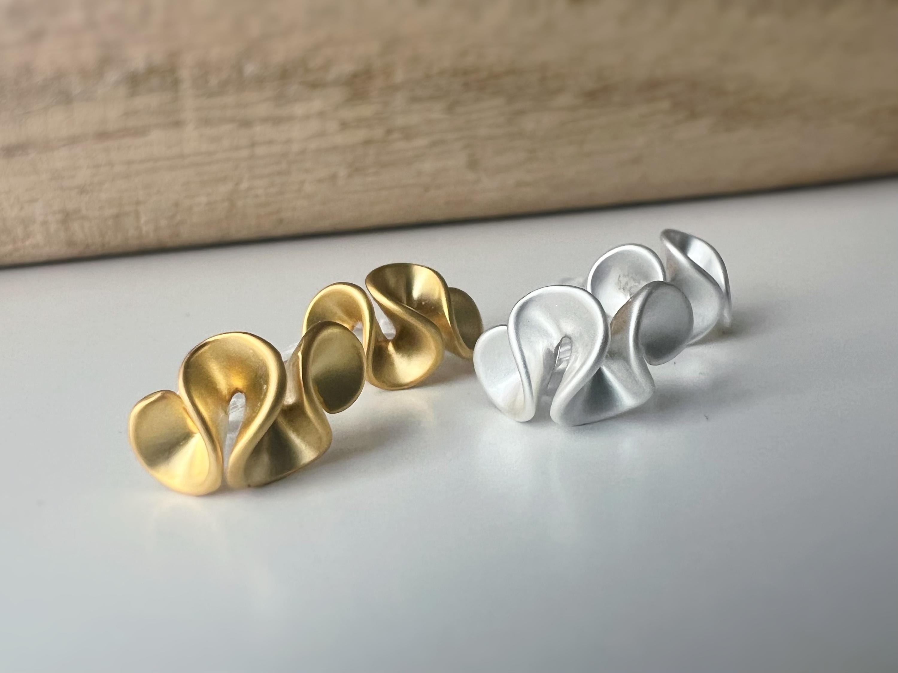 Boucles d'oreilles Clips INVISIBLES fleur de crème au beurre couleur Or / Argent, Clips d'oreilles confortable bijoux minimaliste quotidien.