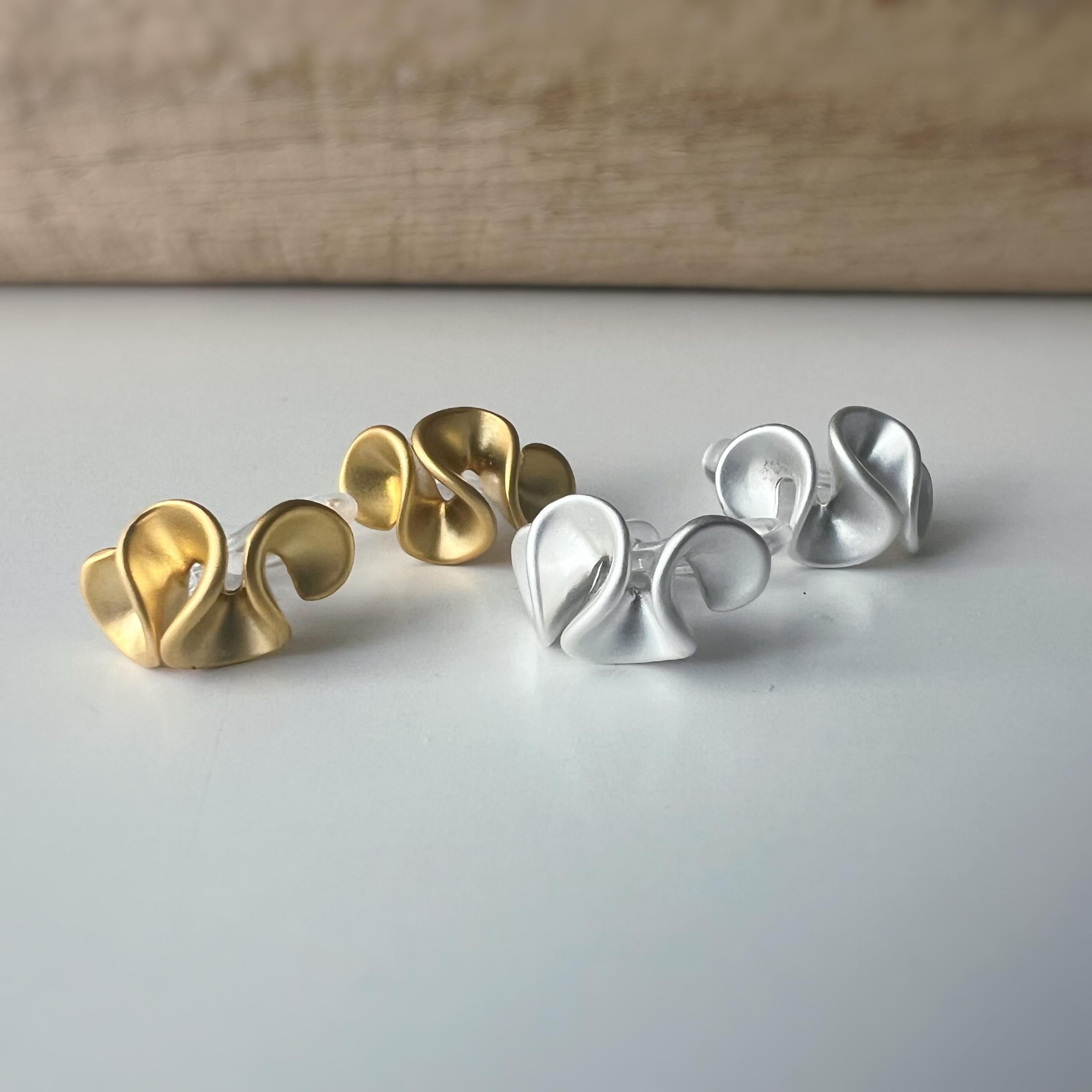 Boucles d'oreilles Clips INVISIBLES fleur de crème au beurre couleur Or / Argent, Clips d'oreilles confortable bijoux minimaliste quotidien.