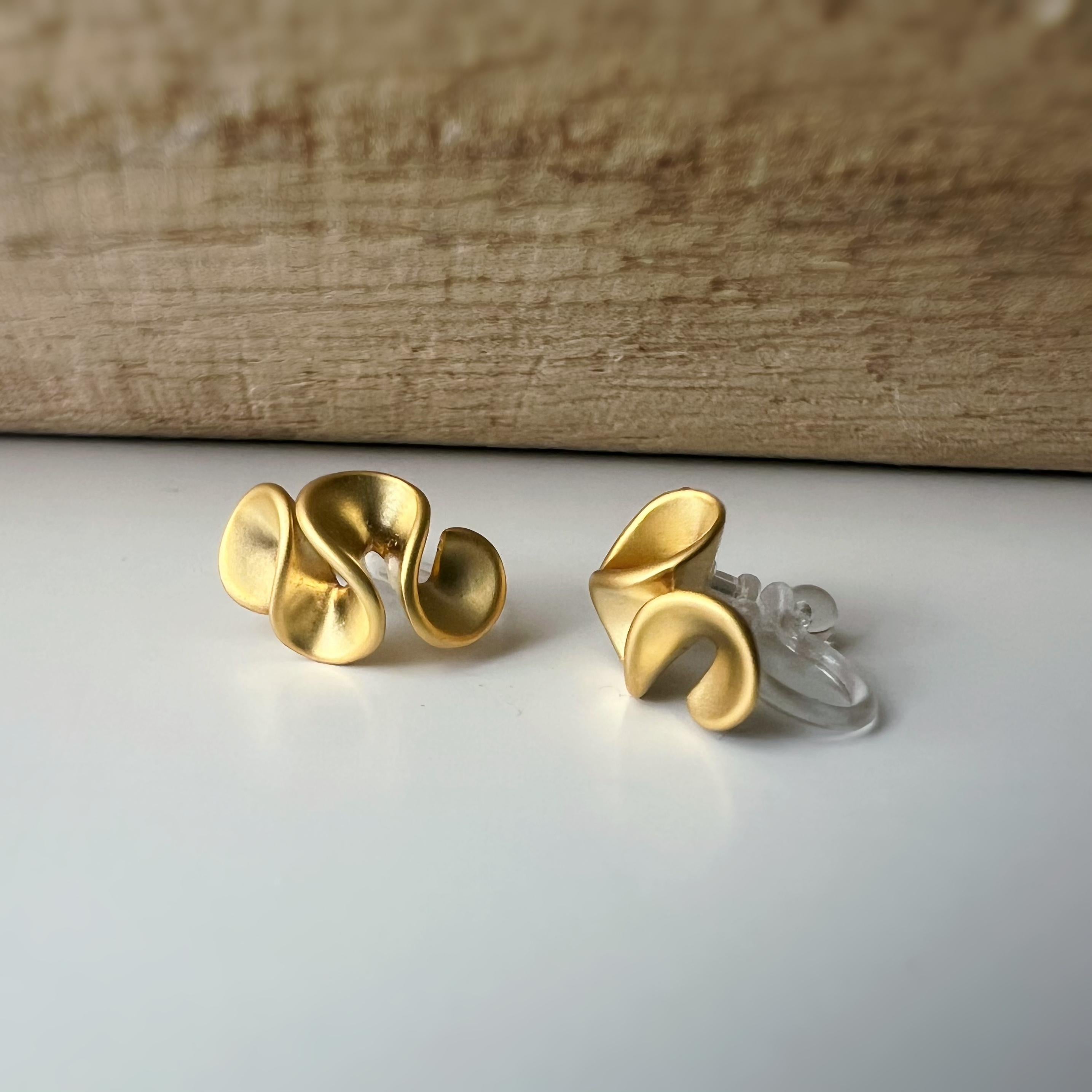 Boucles d'oreilles Clips INVISIBLES fleur de crème au beurre couleur Or / Argent, Clips d'oreilles confortable bijoux minimaliste quotidien.