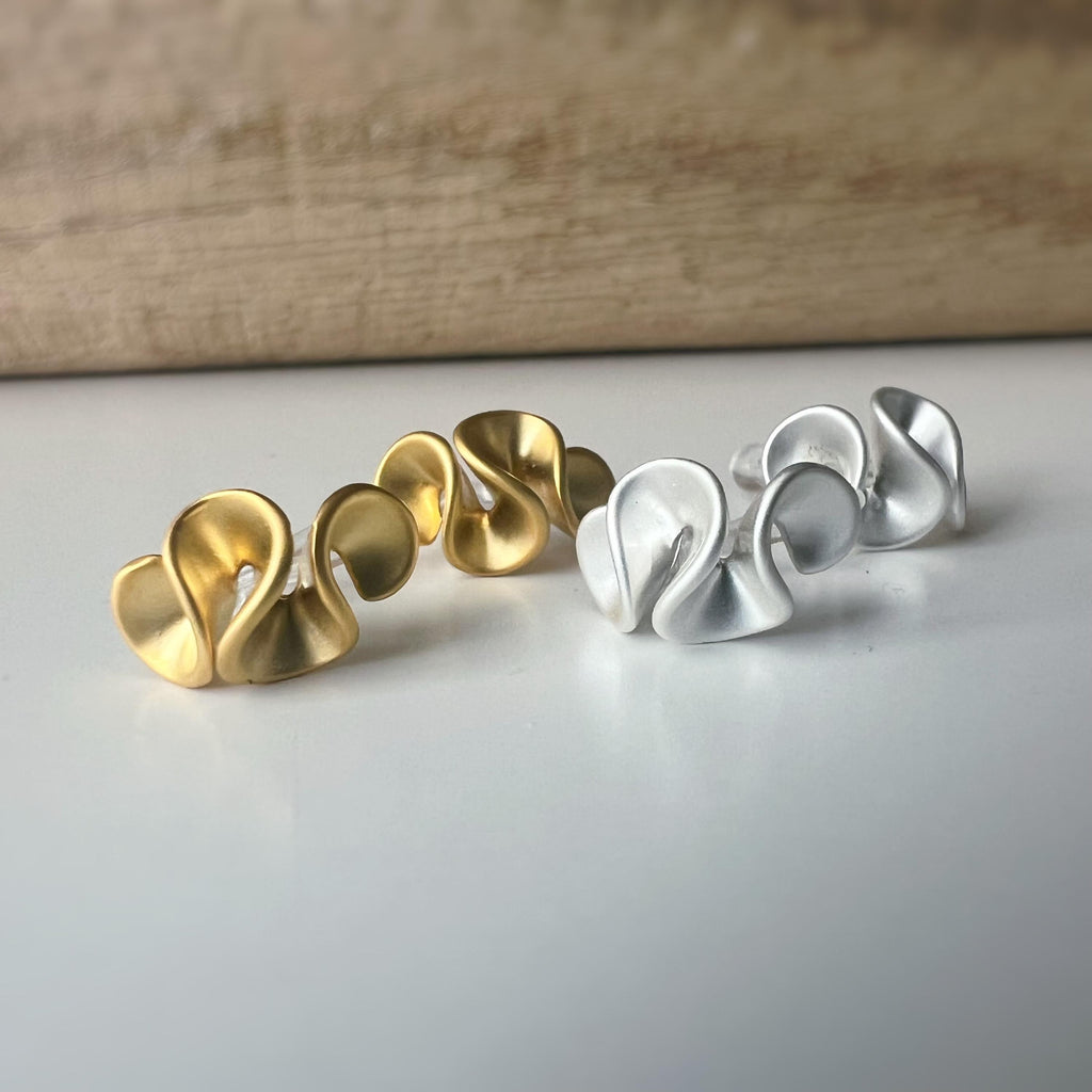 Boucles d'oreilles Clips INVISIBLES fleur de crème au beurre couleur Or / Argent, Clips d'oreilles confortable bijoux minimaliste quotidien.