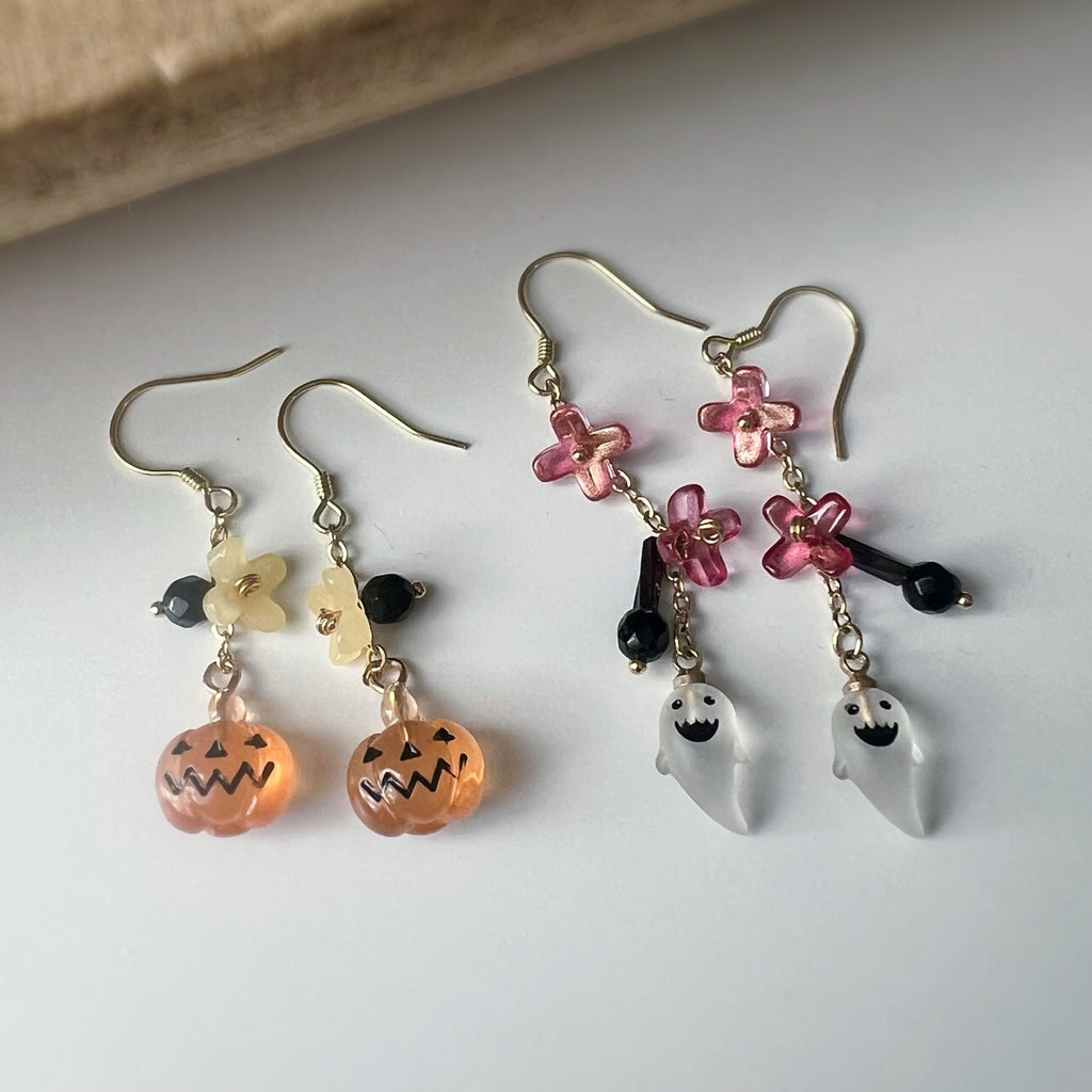 Halloween Boucles d'oreilles Clips ou Crochet pendantes, petit fantôme, citrouille, Mini fleurs Rose Jaune, Perle facette agate noire.
