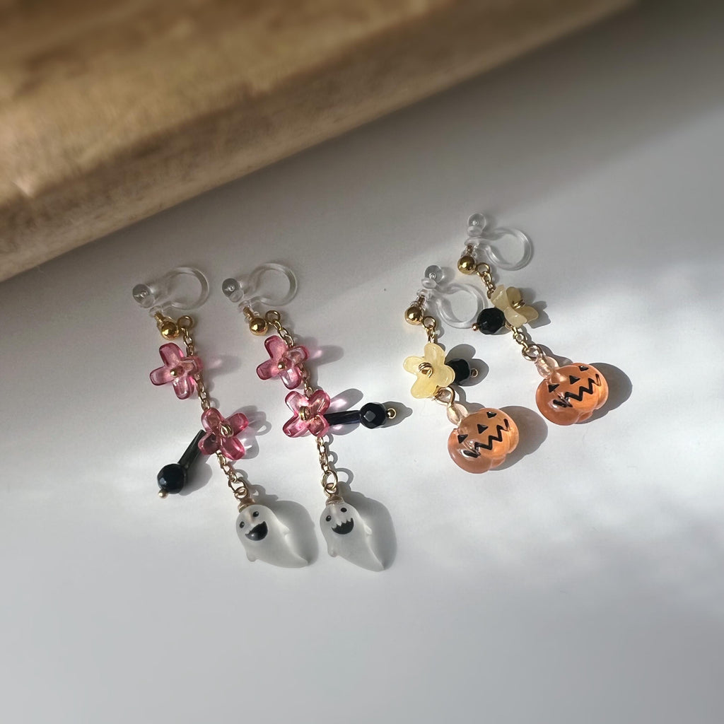 Halloween Boucles d'oreilles Clips ou Crochet pendantes, petit fantôme, citrouille, Mini fleurs Rose Jaune, Perle facette agate noire.