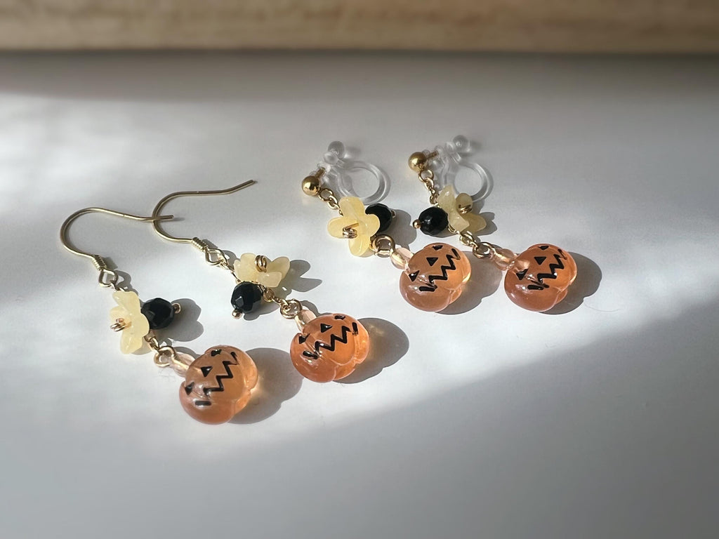 Halloween Boucles d'oreilles Clips ou Crochet pendantes, petit fantôme, citrouille, Mini fleurs Rose Jaune, Perle facette agate noire.