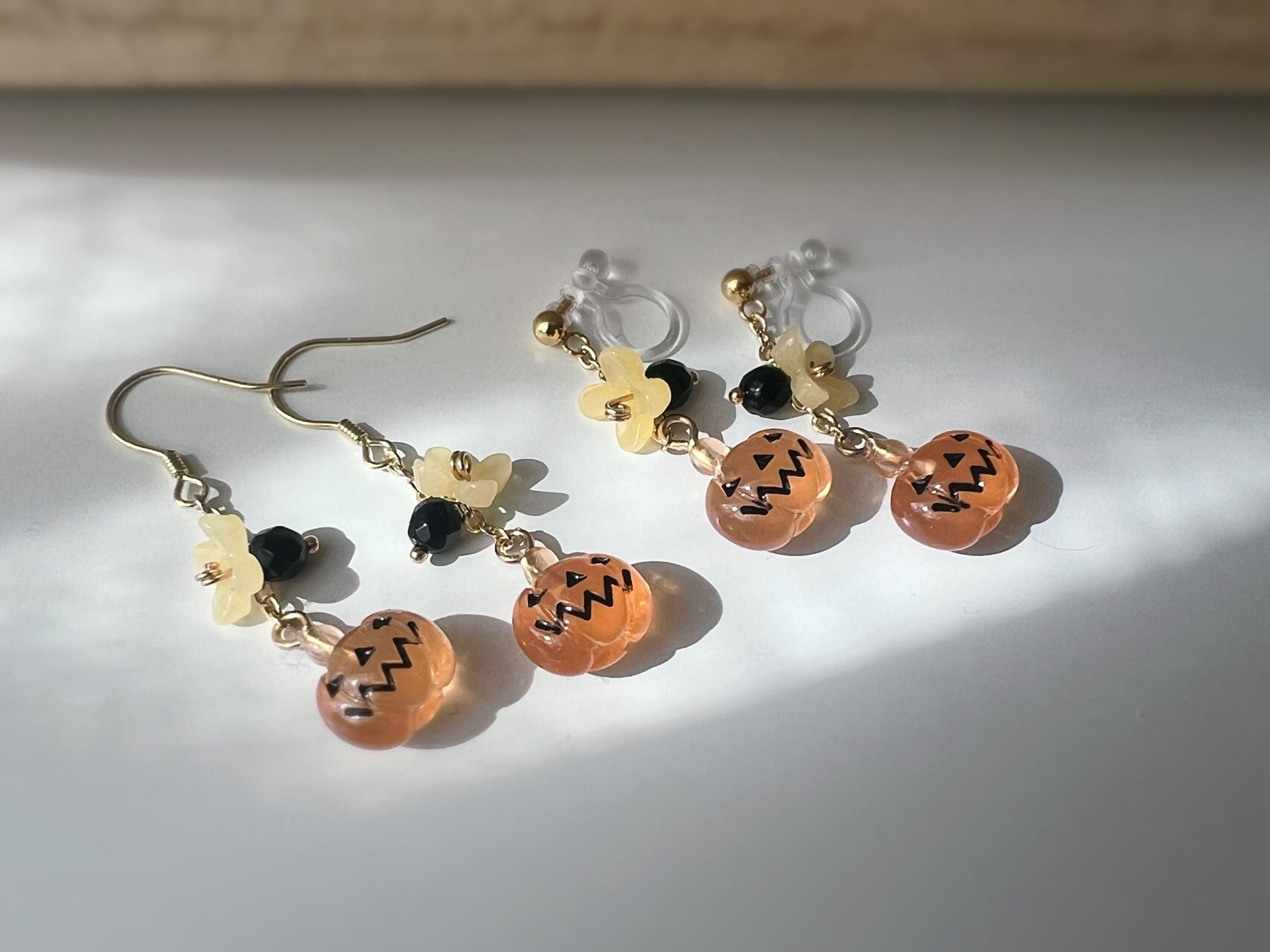 Halloween Boucles d'oreilles Clips ou Crochet pendantes, petit fantôme, citrouille, Mini fleurs Rose Jaune, Perle facette agate noire.