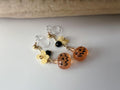Halloween Boucles d'oreilles Clips ou Crochet pendantes, petit fantôme, citrouille, Mini fleurs Rose Jaune, Perle facette agate noire.