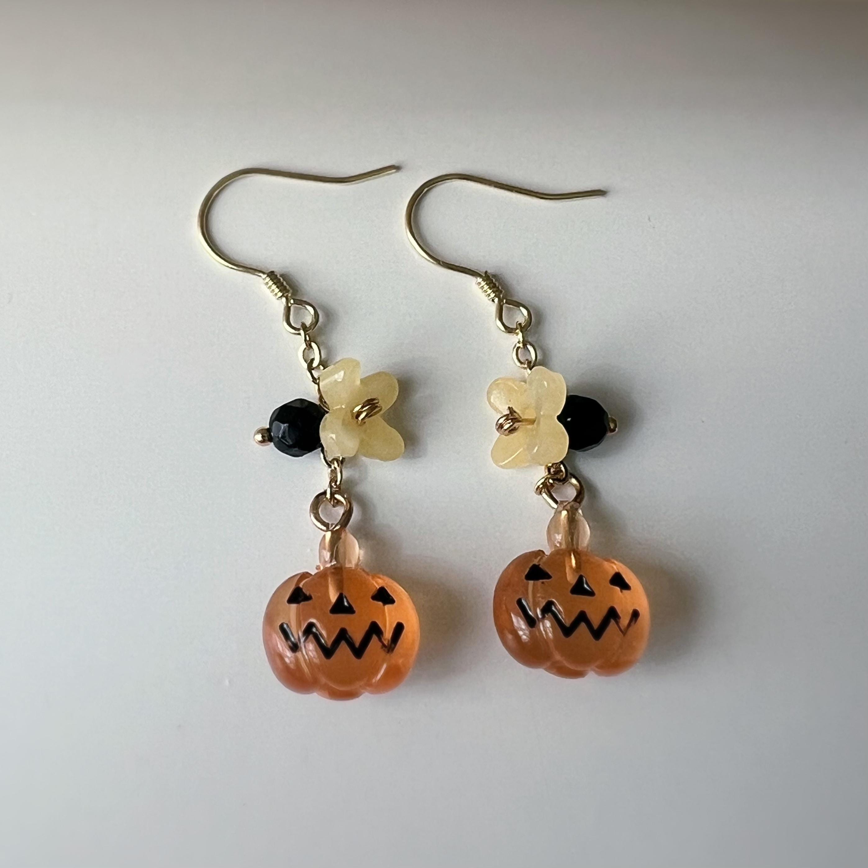 Halloween Boucles d'oreilles Clips ou Crochet pendantes, petit fantôme, citrouille, Mini fleurs Rose Jaune, Perle facette agate noire.