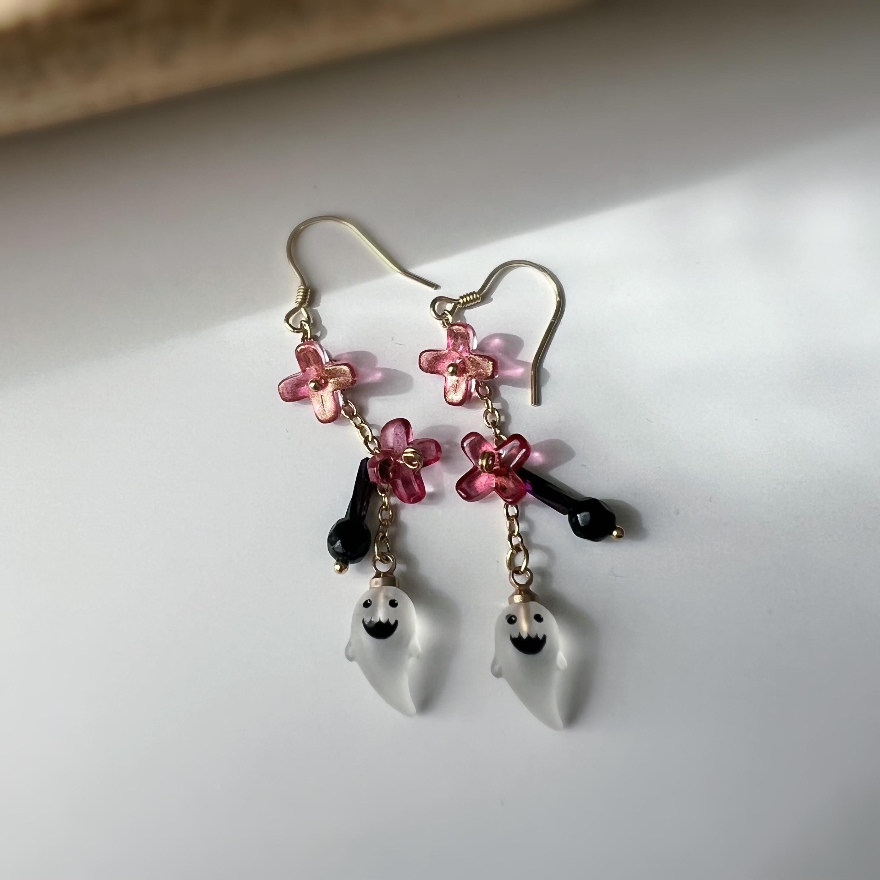 Halloween Boucles d'oreilles Clips ou Crochet pendantes, petit fantôme, citrouille, Mini fleurs Rose Jaune, Perle facette agate noire.