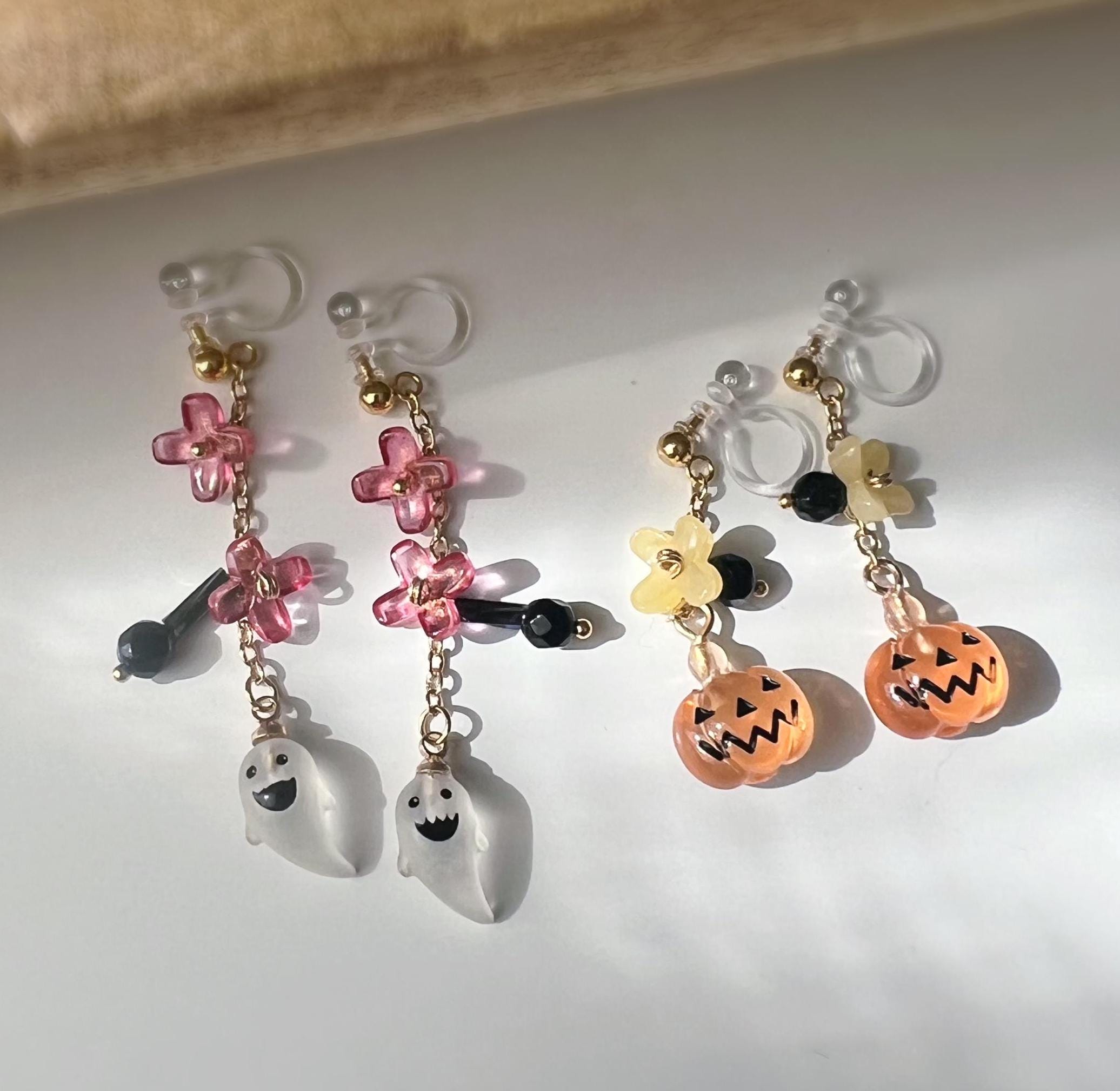 Halloween Boucles d'oreilles Clips ou Crochet pendantes, petit fantôme, citrouille, Mini fleurs Rose Jaune, Perle facette agate noire.