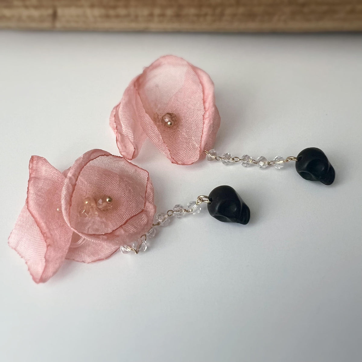 Halloween Boucles d'oreilles Clips pendantes, Grande fleurs rose saumon, chaîne perle facette Tête de mort noir. clips oreilles non percées