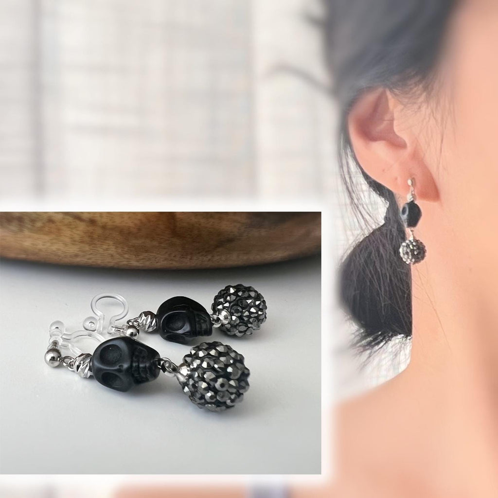 Halloween Boucles d'oreilles Clips pendantes mini Perle sculptée Grande Perle Shambala noire métallisée Tête de mort noir style punk.