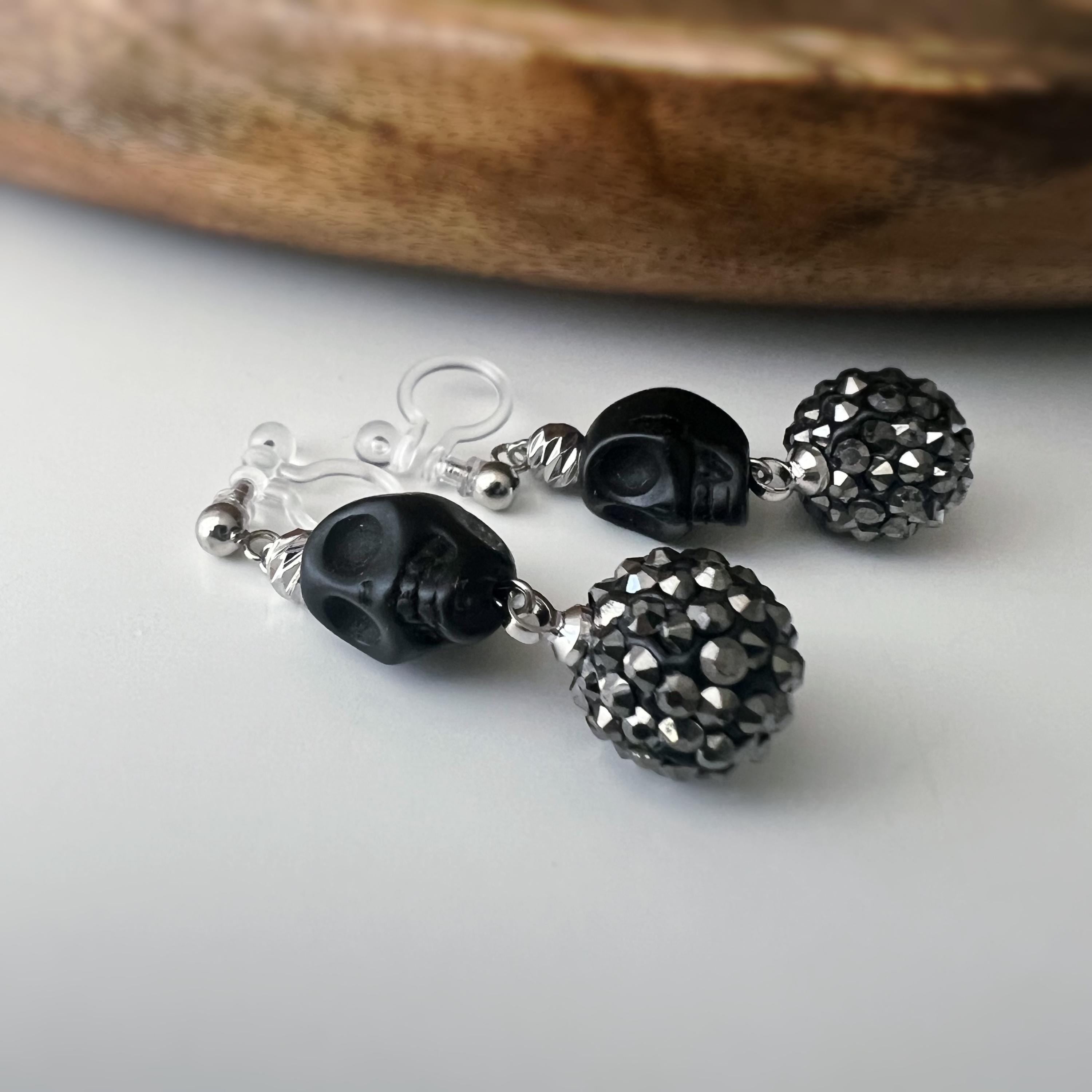 Halloween Boucles d'oreilles Clips pendantes mini Perle sculptée Grande Perle Shambala noire métallisée Tête de mort noir style punk.