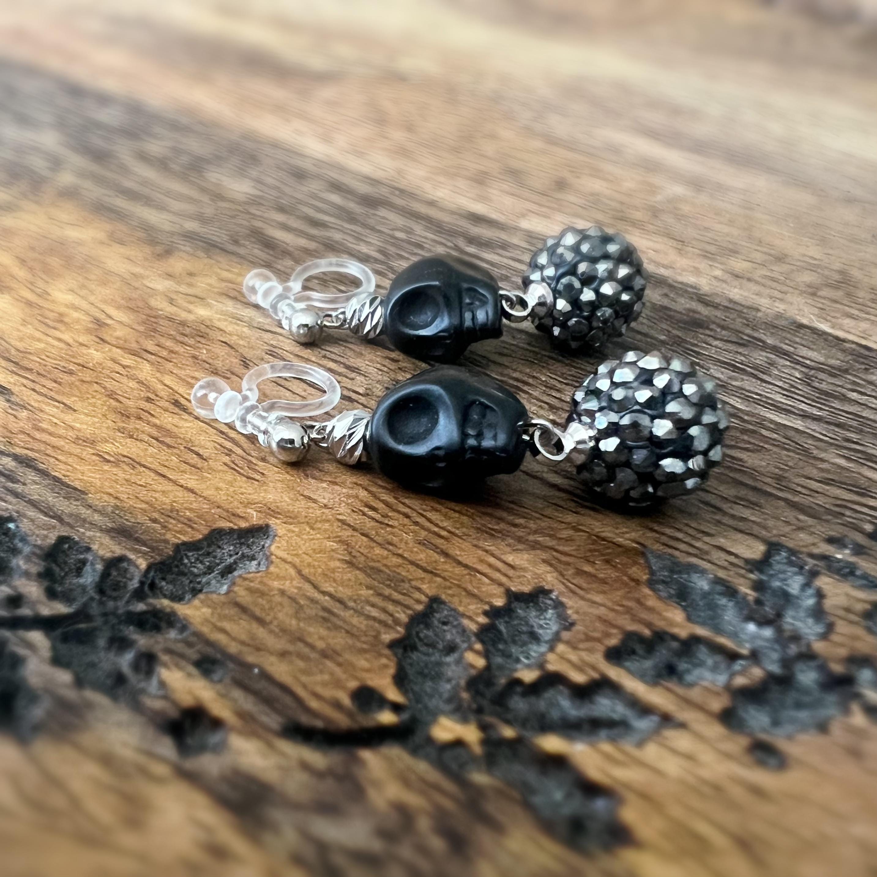 Halloween Boucles d'oreilles Clips pendantes mini Perle sculptée Grande Perle Shambala noire métallisée Tête de mort noir style punk.