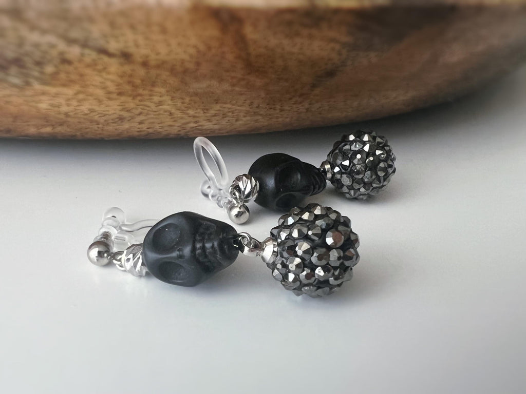Halloween Boucles d'oreilles Clips pendantes mini Perle sculptée Grande Perle Shambala noire métallisée Tête de mort noir style punk.