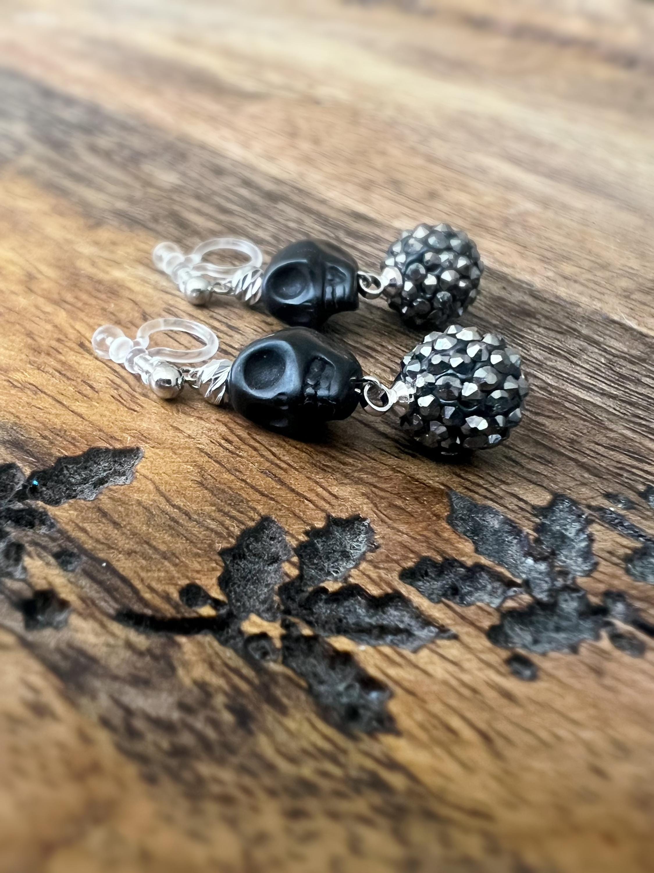 Halloween Boucles d'oreilles Clips pendantes mini Perle sculptée Grande Perle Shambala noire métallisée Tête de mort noir style punk.