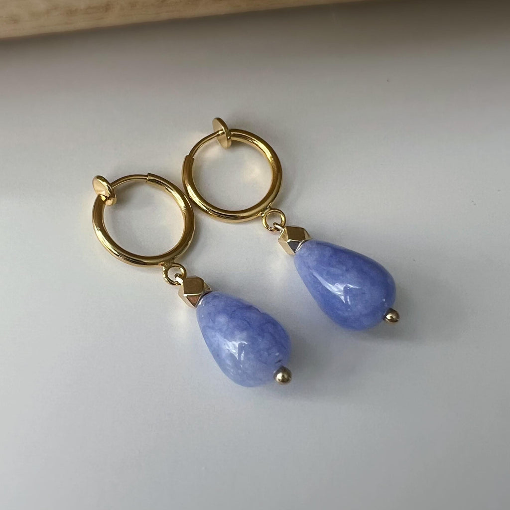 Boucles d'oreille CLIPS pendants anneaux Créoles doré avec Perle goutte d'eau Calcédoine bleu. Bijoux quotidien Anneaux 1.3cm
