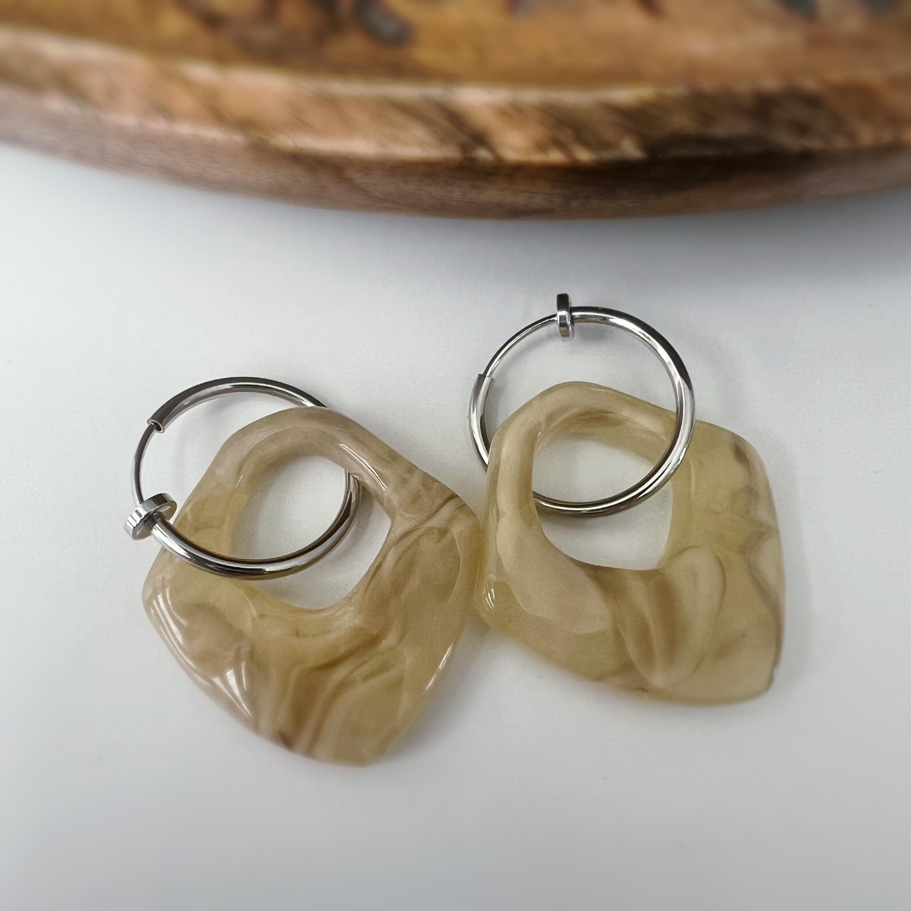 2 EN 1, Clips d'oreilles Anneaux Grand cercle Acétate Café crème. Créoles Clips 18mm Argent / Or. CLIPS confortable Oreilles non percées.