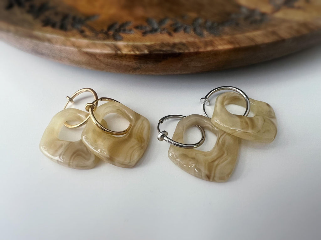 2 EN 1, Clips d'oreilles Anneaux Grand cercle Acétate Café crème. Créoles Clips 18mm Argent / Or. CLIPS confortable Oreilles non percées.