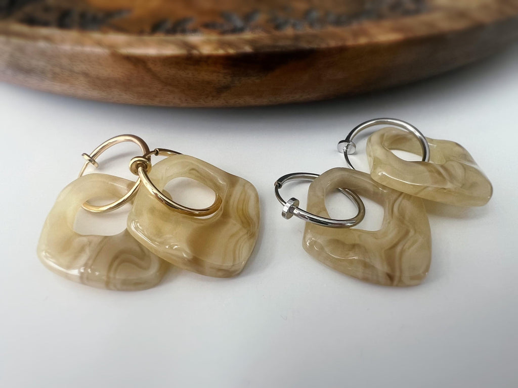 2 EN 1, Clips d'oreilles Anneaux Grand cercle Acétate Café crème. Créoles Clips 18mm Argent / Or. CLIPS confortable Oreilles non percées.