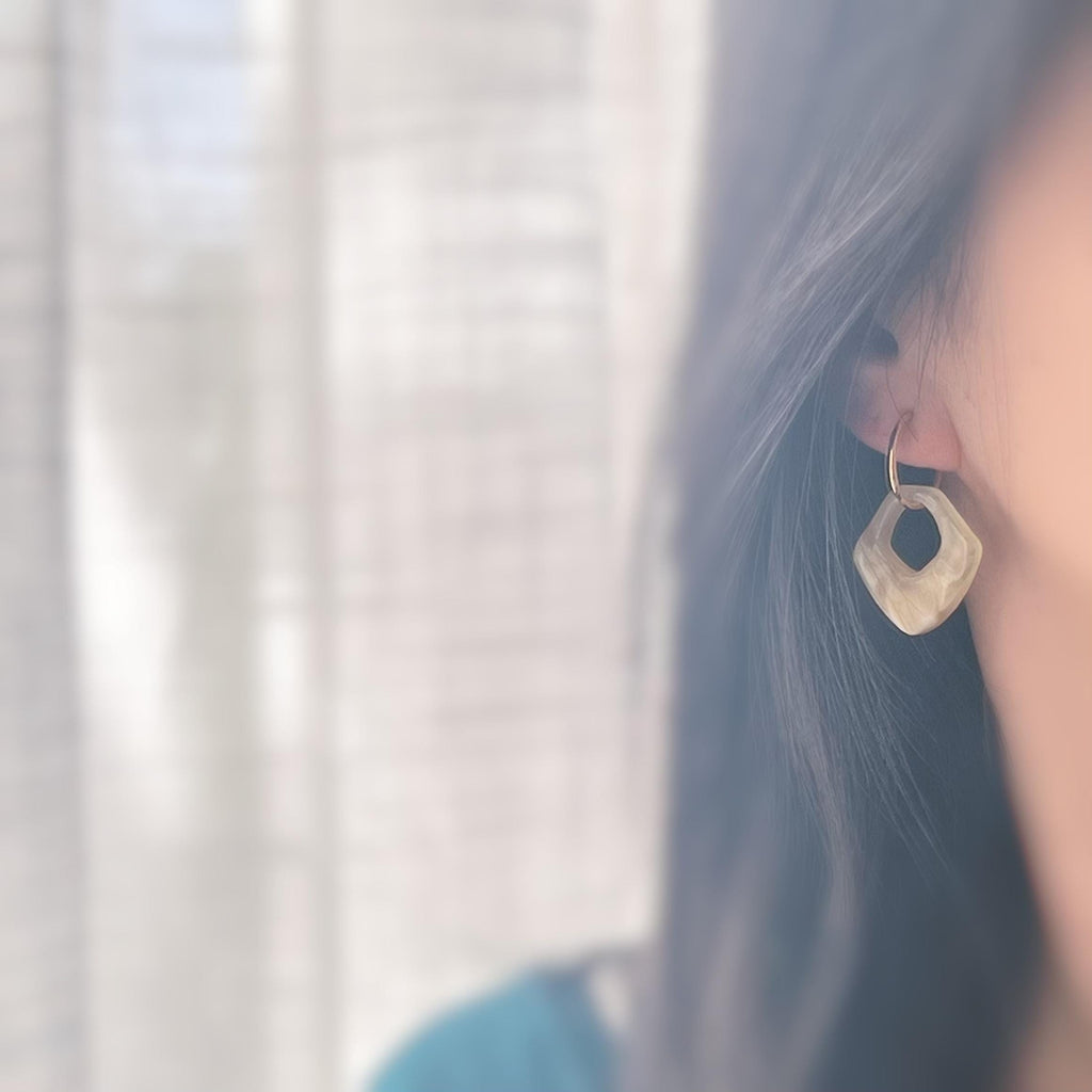 2 EN 1, Clips d'oreilles Anneaux Grand cercle Acétate Café crème. Créoles Clips 18mm Argent / Or. CLIPS confortable Oreilles non percées.