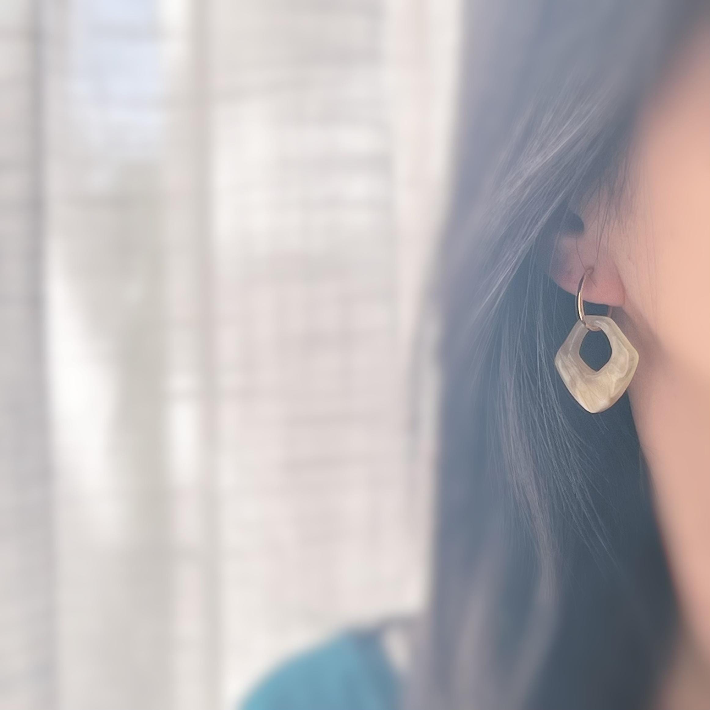 2 EN 1, Clips d'oreilles Anneaux Grand cercle Acétate Café crème. Créoles Clips 18mm Argent / Or. CLIPS confortable Oreilles non percées.