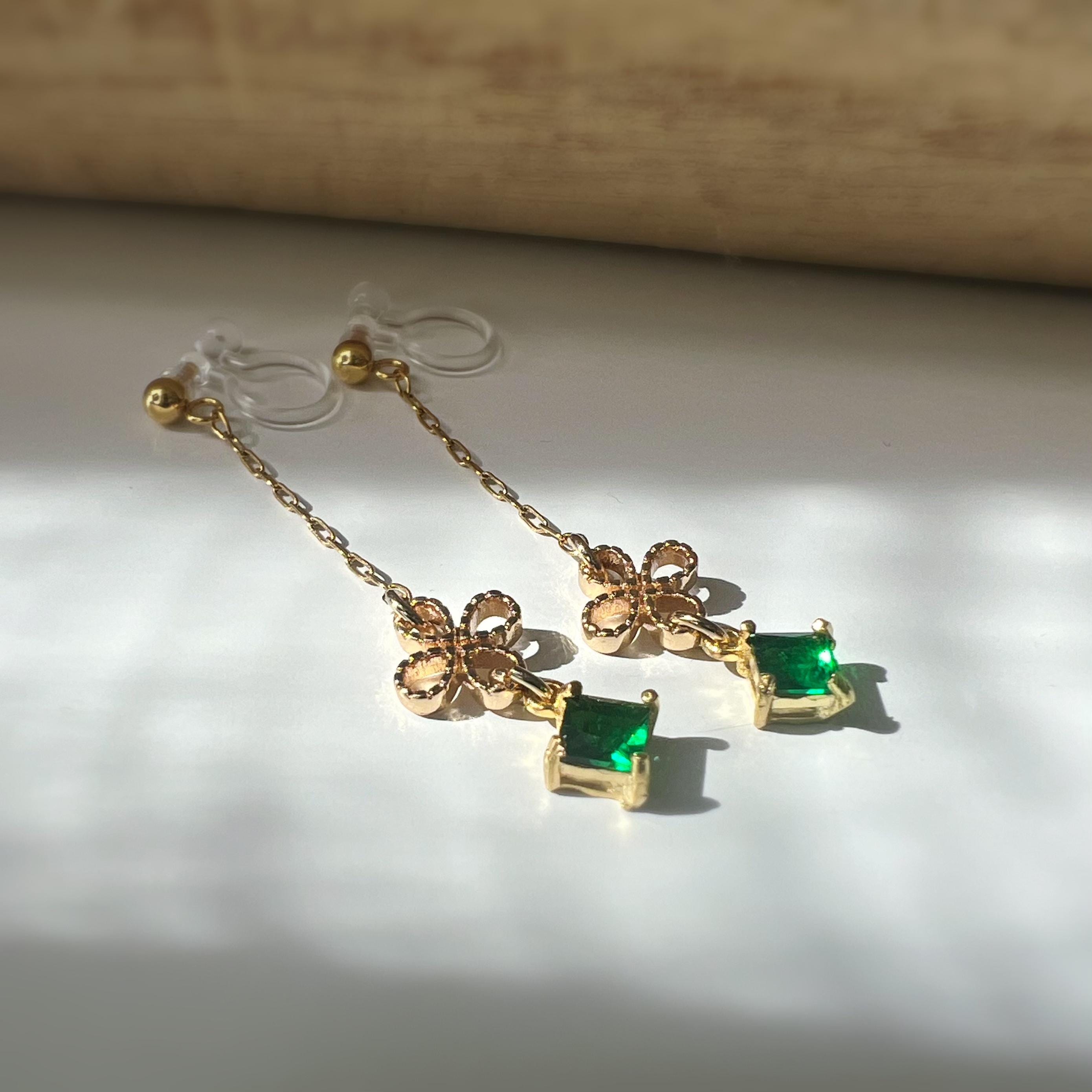 Boucles d'oreilles CLIPS INVISIBLE pendantes Chaîne Trèfle à 4 feuilles Oe petit zircon vert carré. Clips d'oreilles oreilles non percées