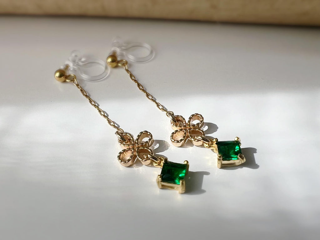 Boucles d'oreilles CLIPS INVISIBLE pendantes Chaîne Trèfle à 4 feuilles Oe petit zircon vert carré. Clips d'oreilles oreilles non percées