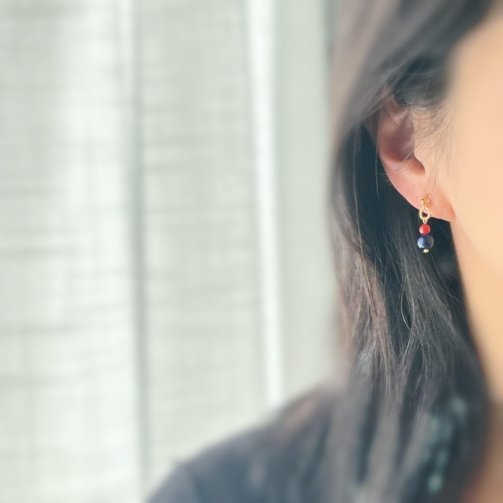 Clips d'oreilles pendants mini Cerclé couleur or petit perle agate rouge et pierre bleu . Boucles d'oreilles Clips Invisibles confortable