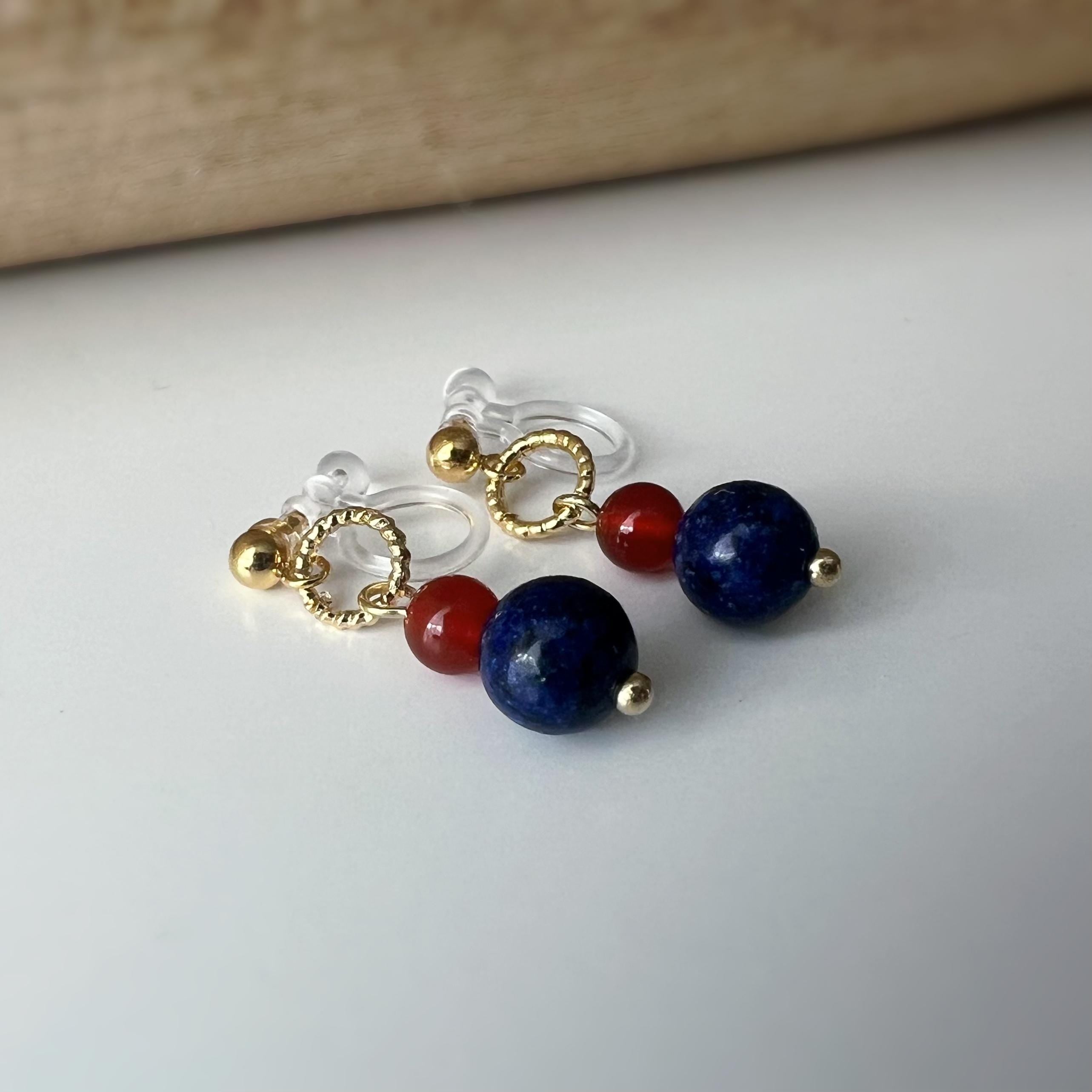 Clips d'oreilles pendants mini Cerclé couleur or petit perle agate rouge et pierre bleu . Boucles d'oreilles Clips Invisibles confortable