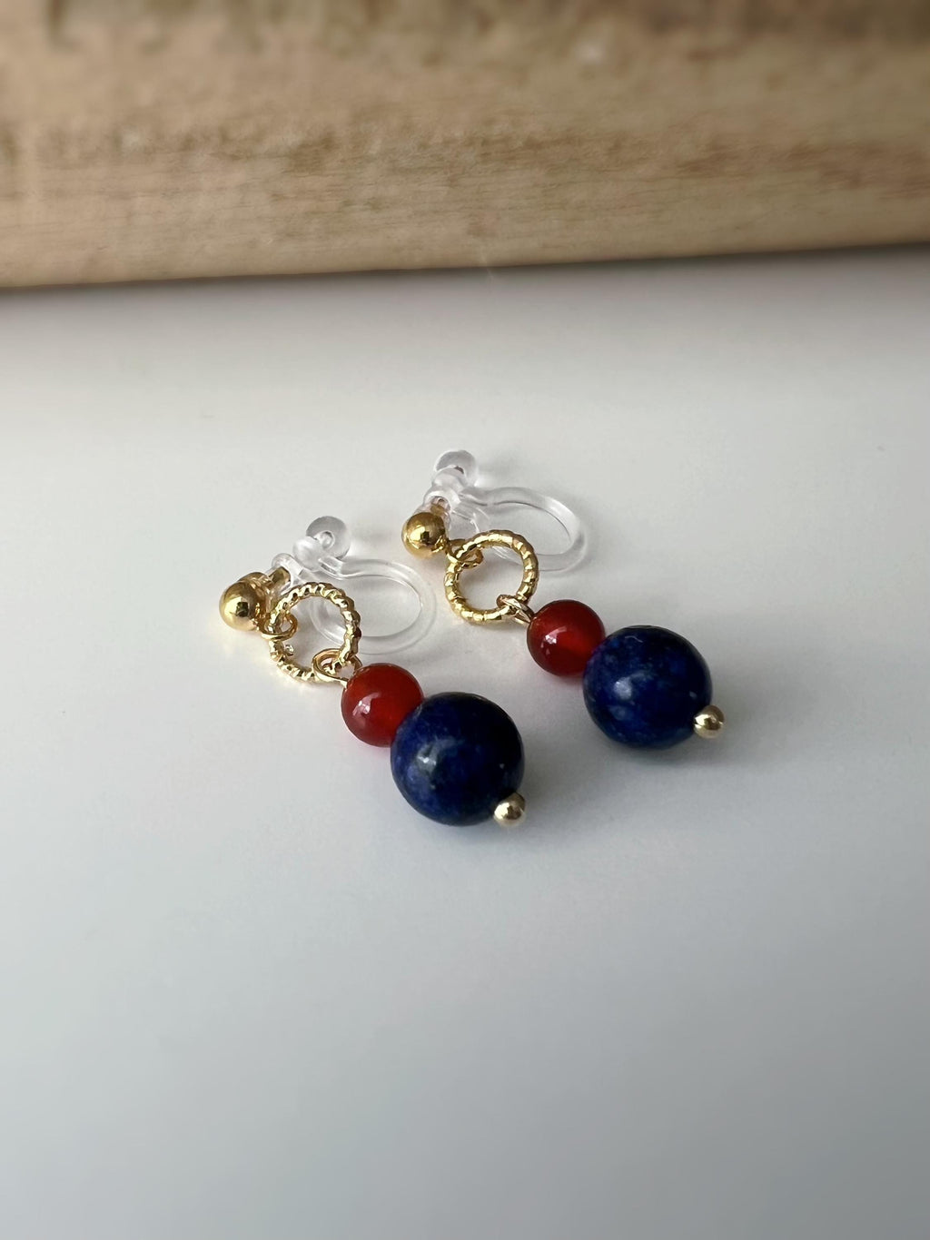 Clips d'oreilles pendants mini Cerclé couleur or petit perle agate rouge et pierre bleu . Boucles d'oreilles Clips Invisibles confortable