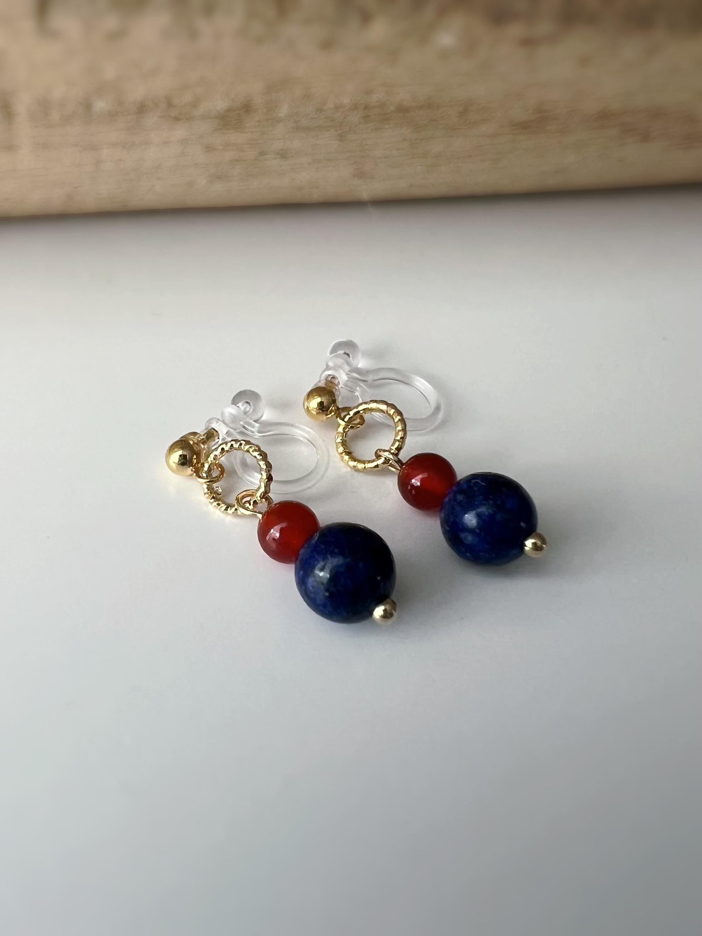 Clips d'oreilles pendants mini Cerclé couleur or petit perle agate rouge et pierre bleu . Boucles d'oreilles Clips Invisibles confortable