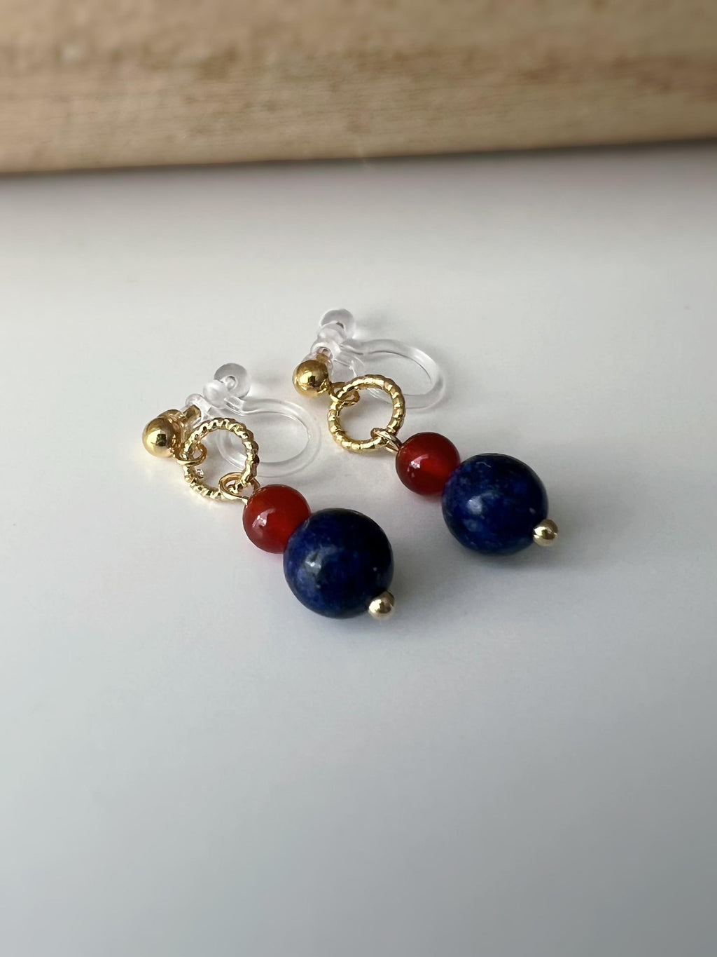Clips d'oreilles pendants mini Cerclé couleur or petit perle agate rouge et pierre bleu . Boucles d'oreilles Clips Invisibles confortable