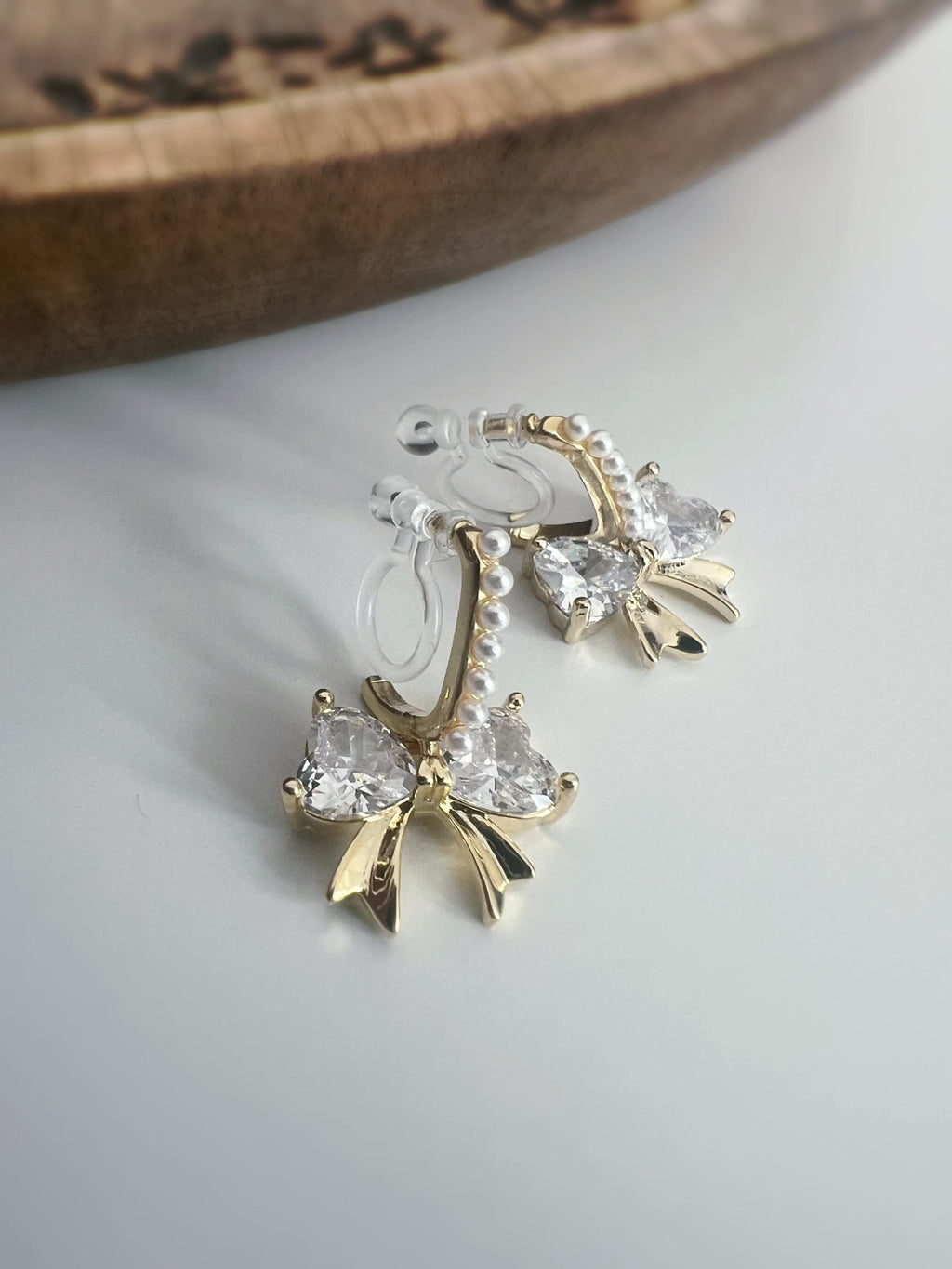 Noeud papillon sweet zircon Clips Invisible couleur or Demi-créole avec mini perle blanche, Clips confortable délicat. Cadeaux Prêt à offrir