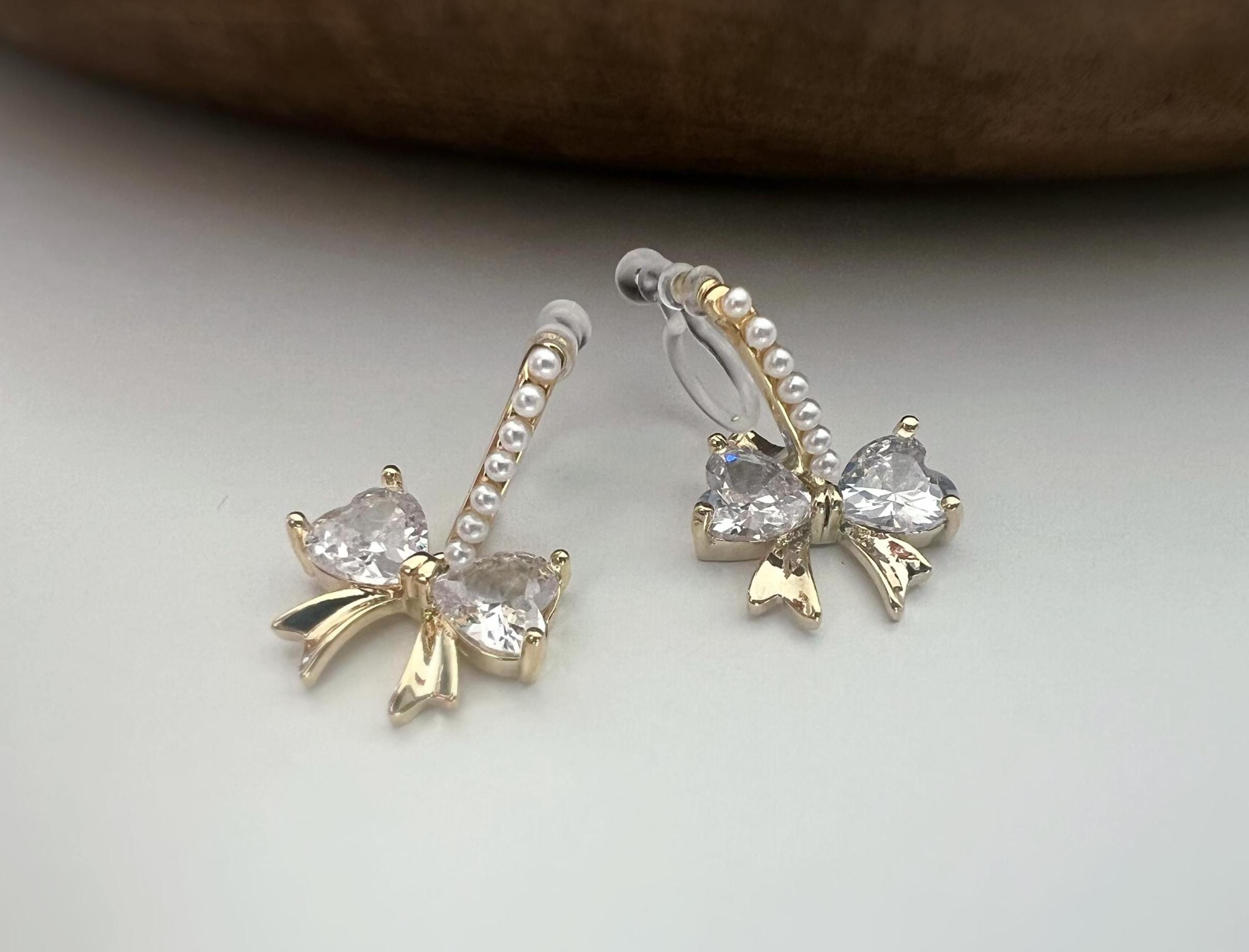 Noeud papillon sweet zircon Clips Invisible couleur or Demi-créole avec mini perle blanche, Clips confortable délicat. Cadeaux Prêt à offrir