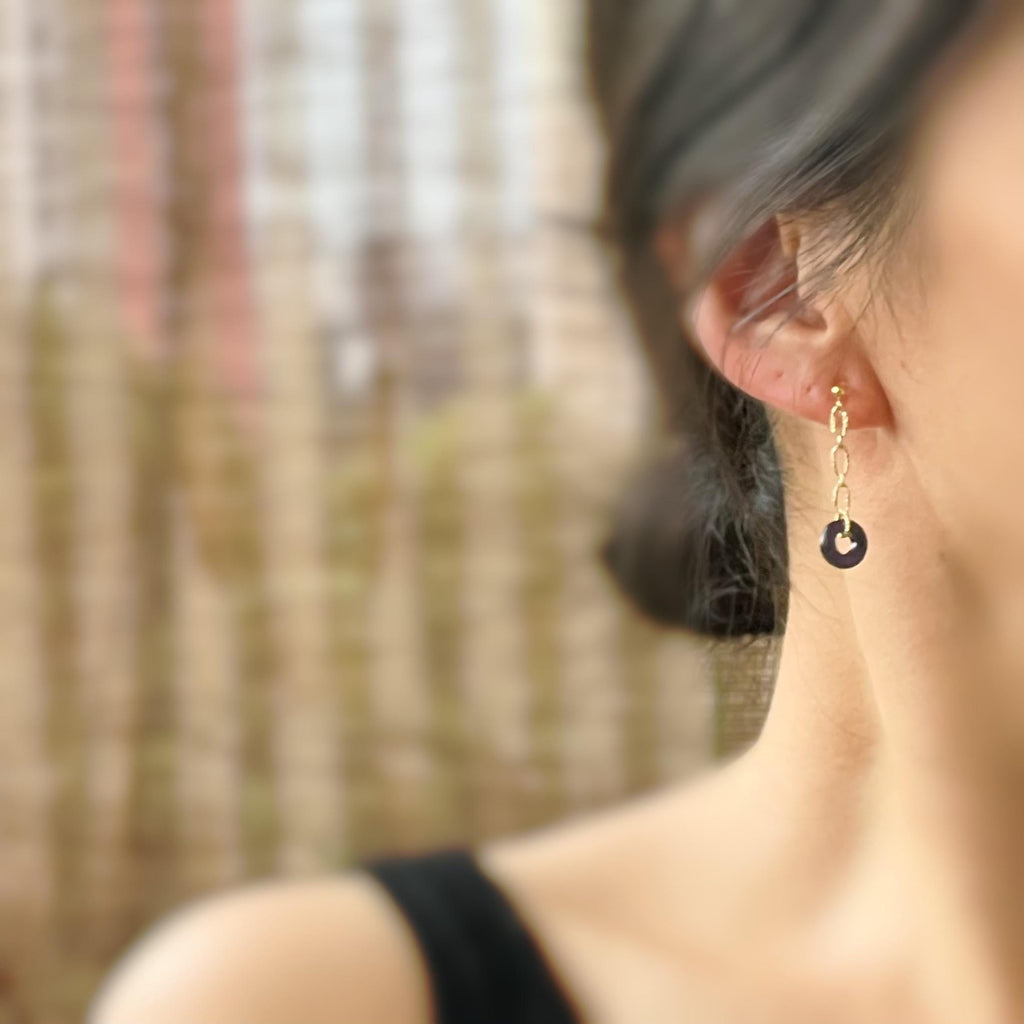 Boucles d'oreilles Clips INVISIBLES pendantes Longue chaîne Or / Argent, Petit cercle Donut en verre violet foncé. Clips confortable