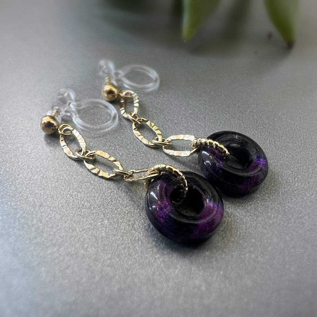 Boucles d'oreilles Clips INVISIBLES pendantes Longue chaîne Or / Argent, Petit cercle Donut en verre violet foncé. Clips confortable