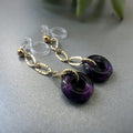 Boucles d'oreilles Clips INVISIBLES pendantes Longue chaîne Or / Argent, Petit cercle Donut en verre violet foncé. Clips confortable