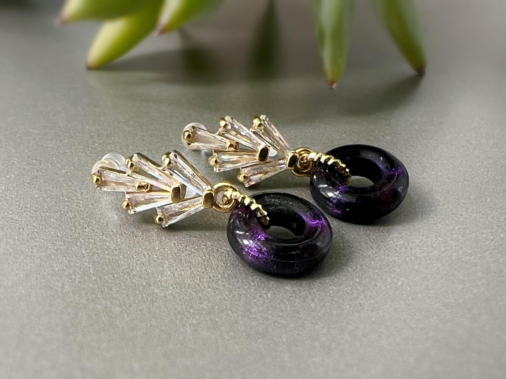 Boucles d'oreilles Clips INVISIBLES pendantes Feuille Zircon Or/ Argent, Petit cercle Donut en verre violet foncé. Clips confortable