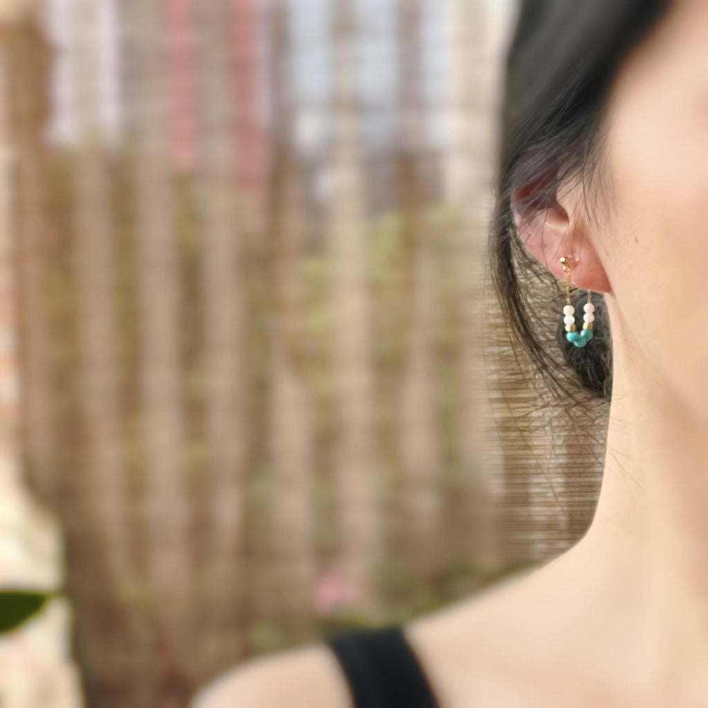 Boucles d'oreilles CLIPS INVISIBLE, Double face Chaîne Or mini perle turquoise blanche Clips d'oreilles pour oreilles non percées.