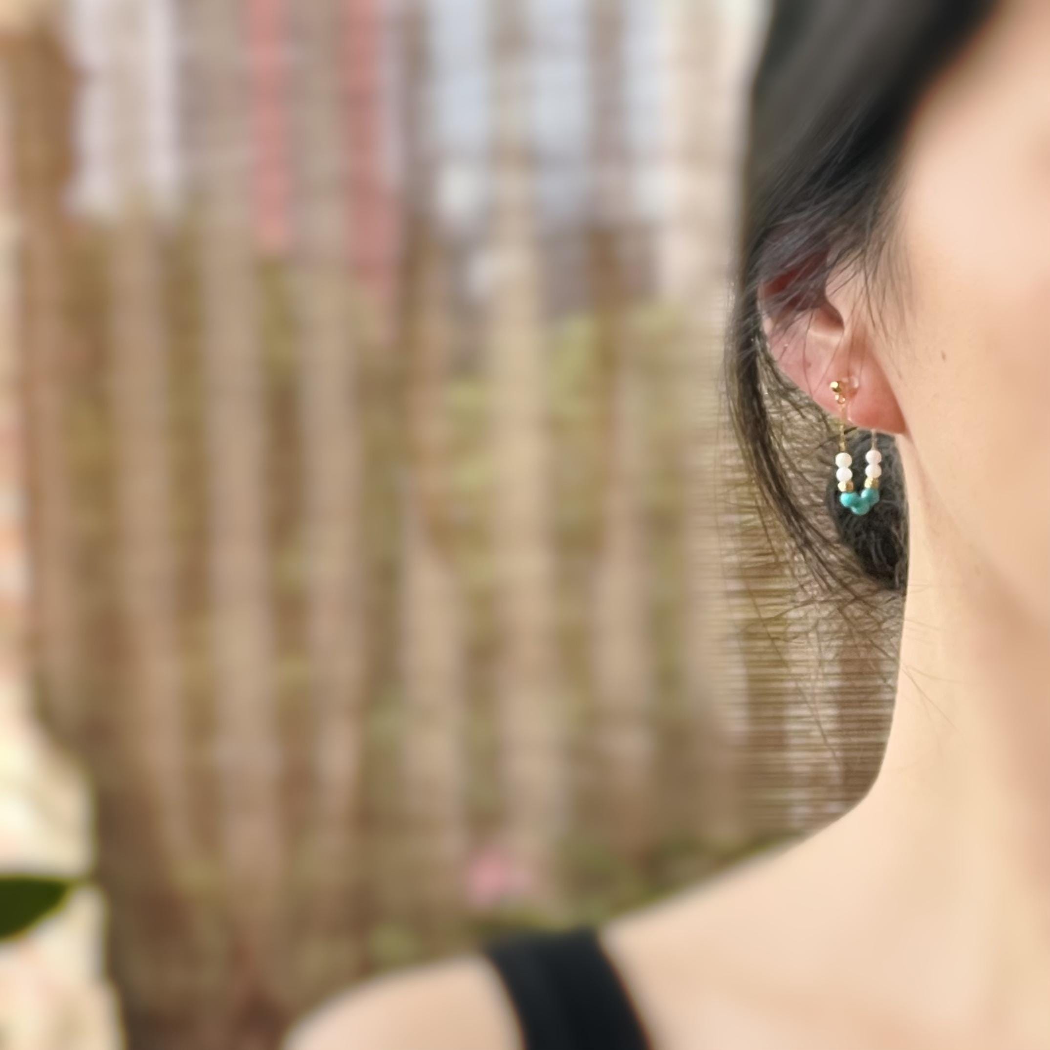 Boucles d'oreilles CLIPS INVISIBLE, Double face Chaîne Or mini perle turquoise blanche Clips d'oreilles pour oreilles non percées.