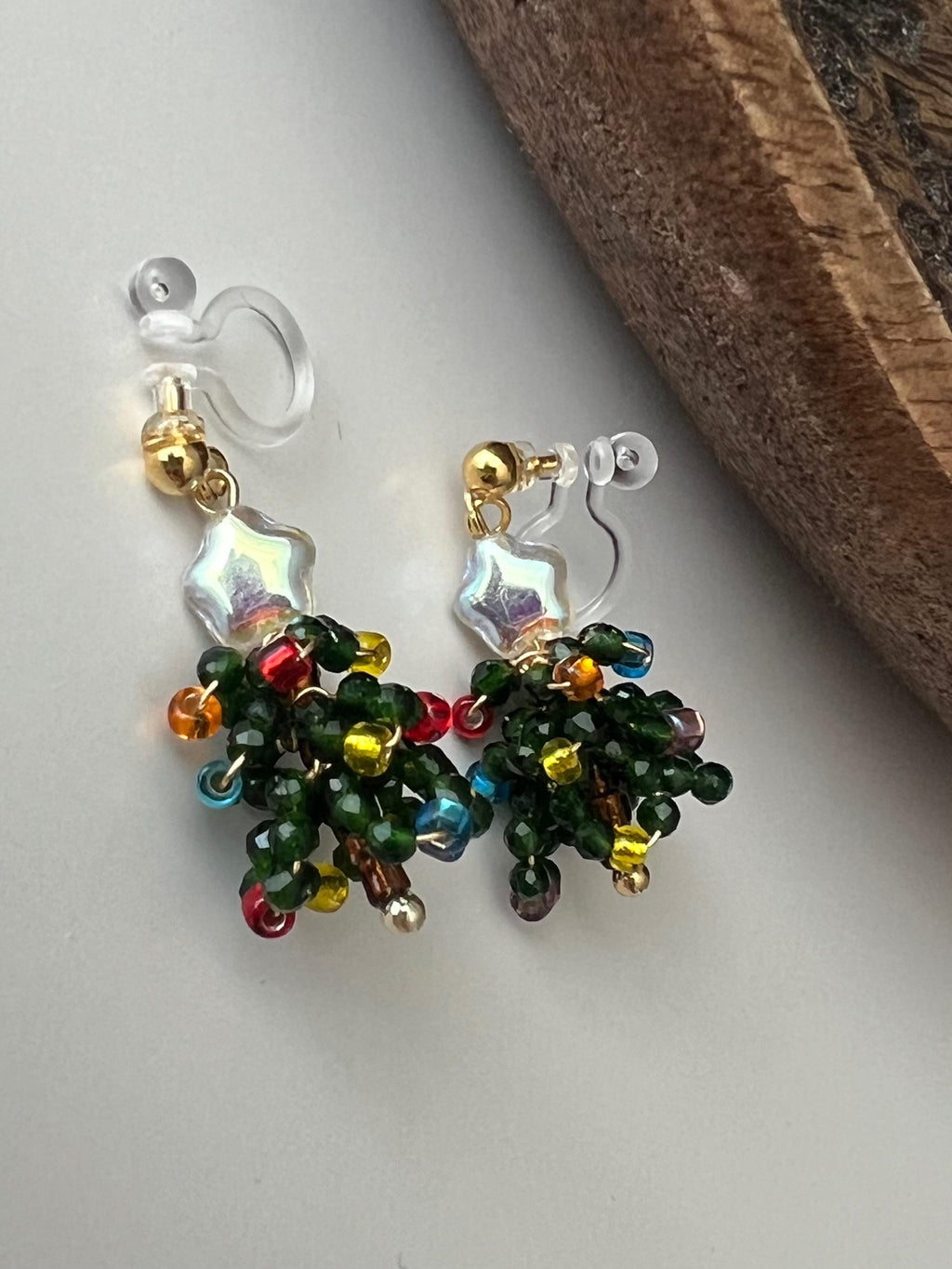 Christmas tree. Invisible clips small shiny star tree mini green faceted beads. red blue yellow purple Christmas gifts Ready to offer