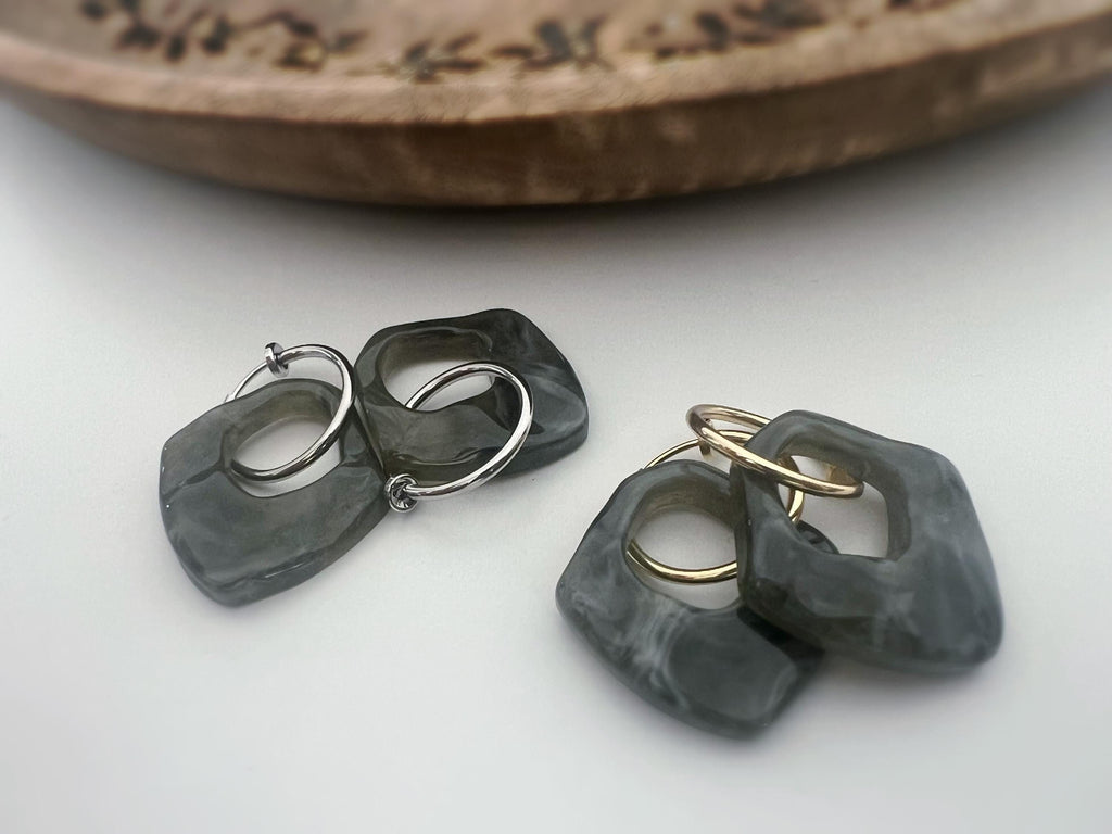 2 EN 1, Clips d'oreilles Anneaux Grand cercle Acétate Gris foncé. Créoles Clips 18mm Argent / Or. CLIPS confortable Oreilles non percées.