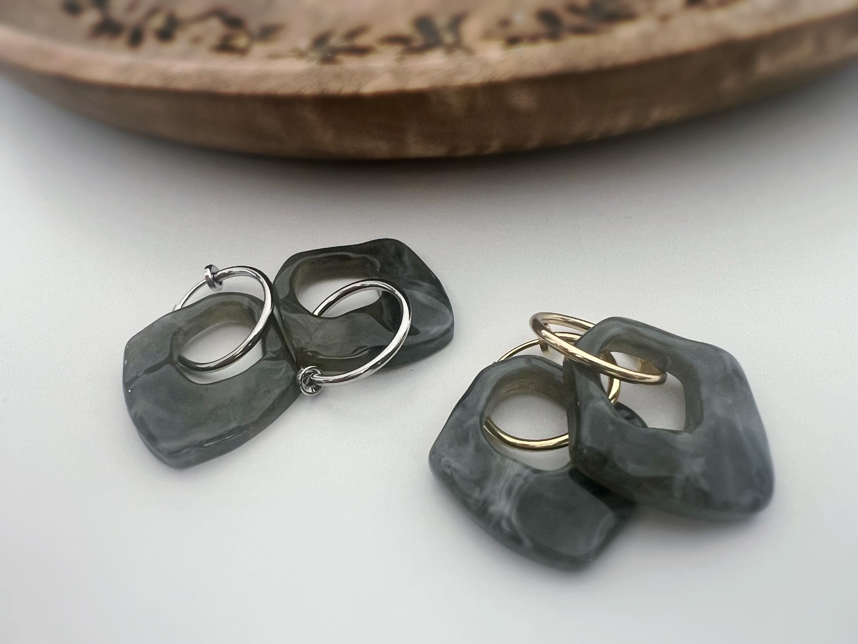 2 EN 1, Clips d'oreilles Anneaux Grand cercle Acétate Gris foncé. Créoles Clips 18mm Argent / Or. CLIPS confortable Oreilles non percées.