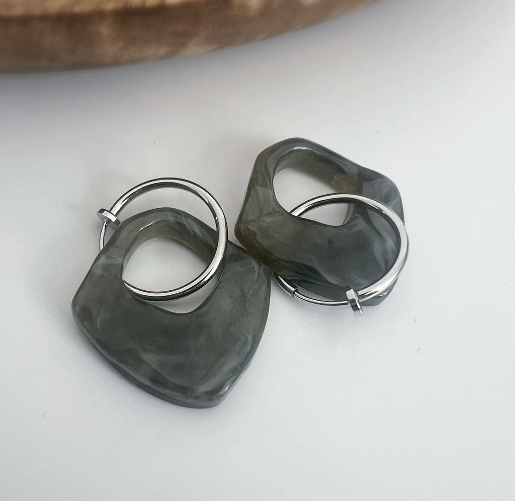 2 EN 1, Clips d'oreilles Anneaux Grand cercle Acétate Gris foncé. Créoles Clips 18mm Argent / Or. CLIPS confortable Oreilles non percées.