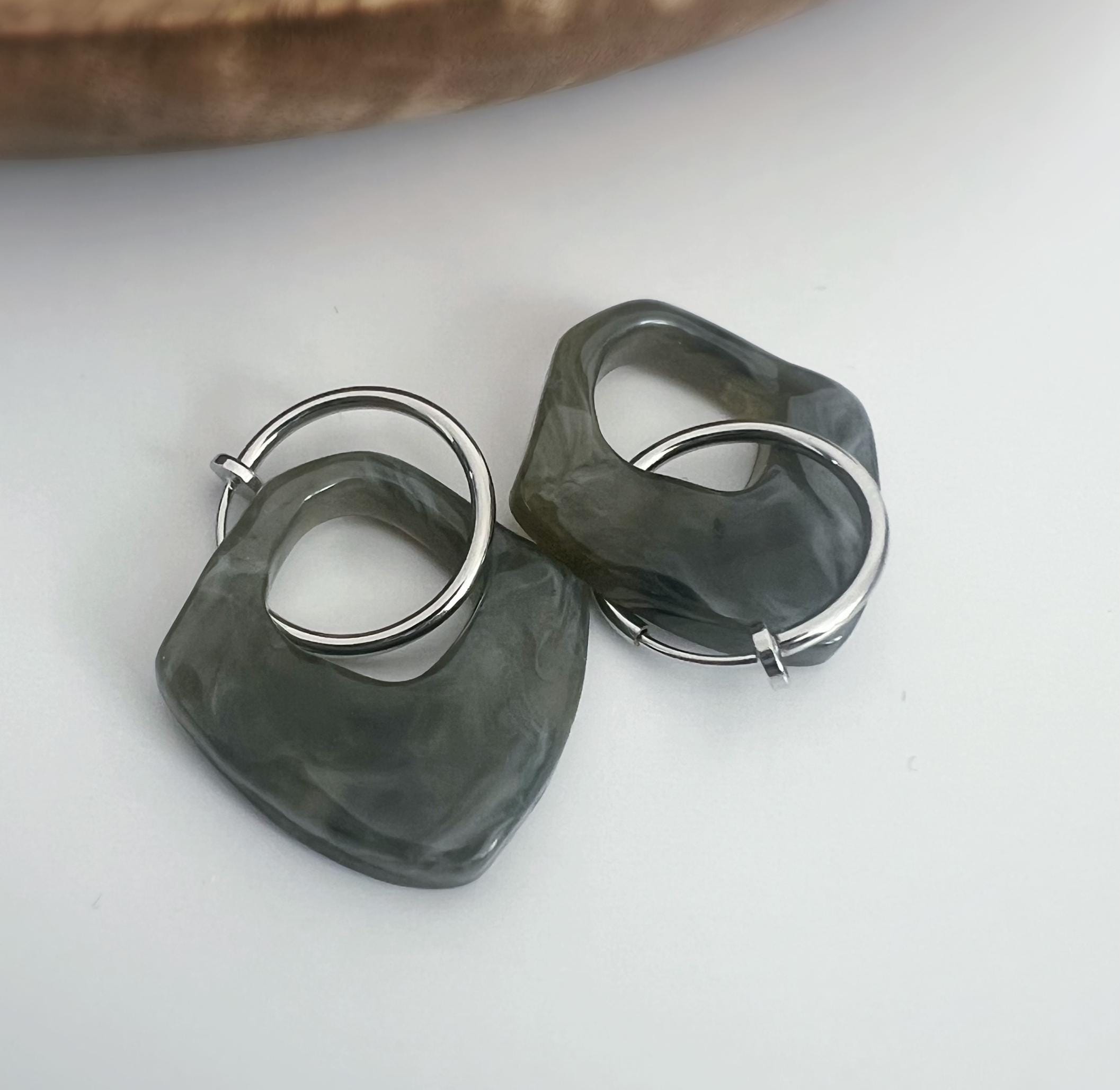 2 EN 1, Clips d'oreilles Anneaux Grand cercle Acétate Gris foncé. Créoles Clips 18mm Argent / Or. CLIPS confortable Oreilles non percées.